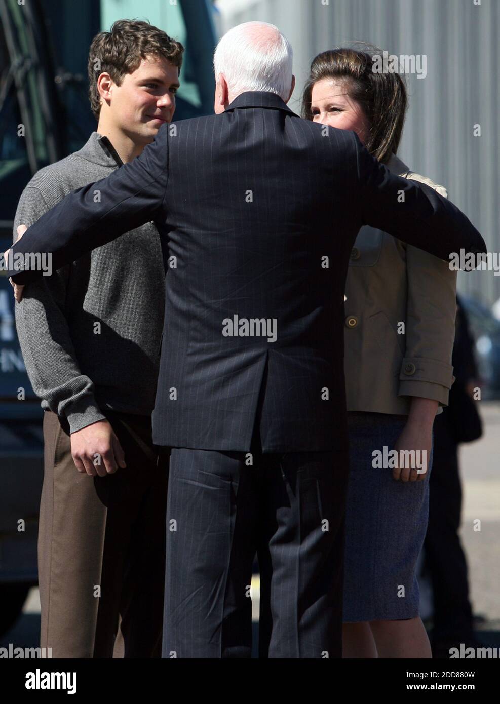 NO FILM, NO VIDEO, NO TV, NO DOCUMENTARIO - il candidato presidenziale repubblicano John McCain (centro) abbracca Bristol Palin, figlia del candidato presidenziale repubblicano Sarah Palin, e il suo fidanzato, Levi Johnston, all'aeroporto di Minneapolis, Minnesota, mercoledì 3 settembre 2008. Foto di Jerry Holt/Minneapolis Star Tribune/MCT/ABACAPRESS.COM Foto Stock