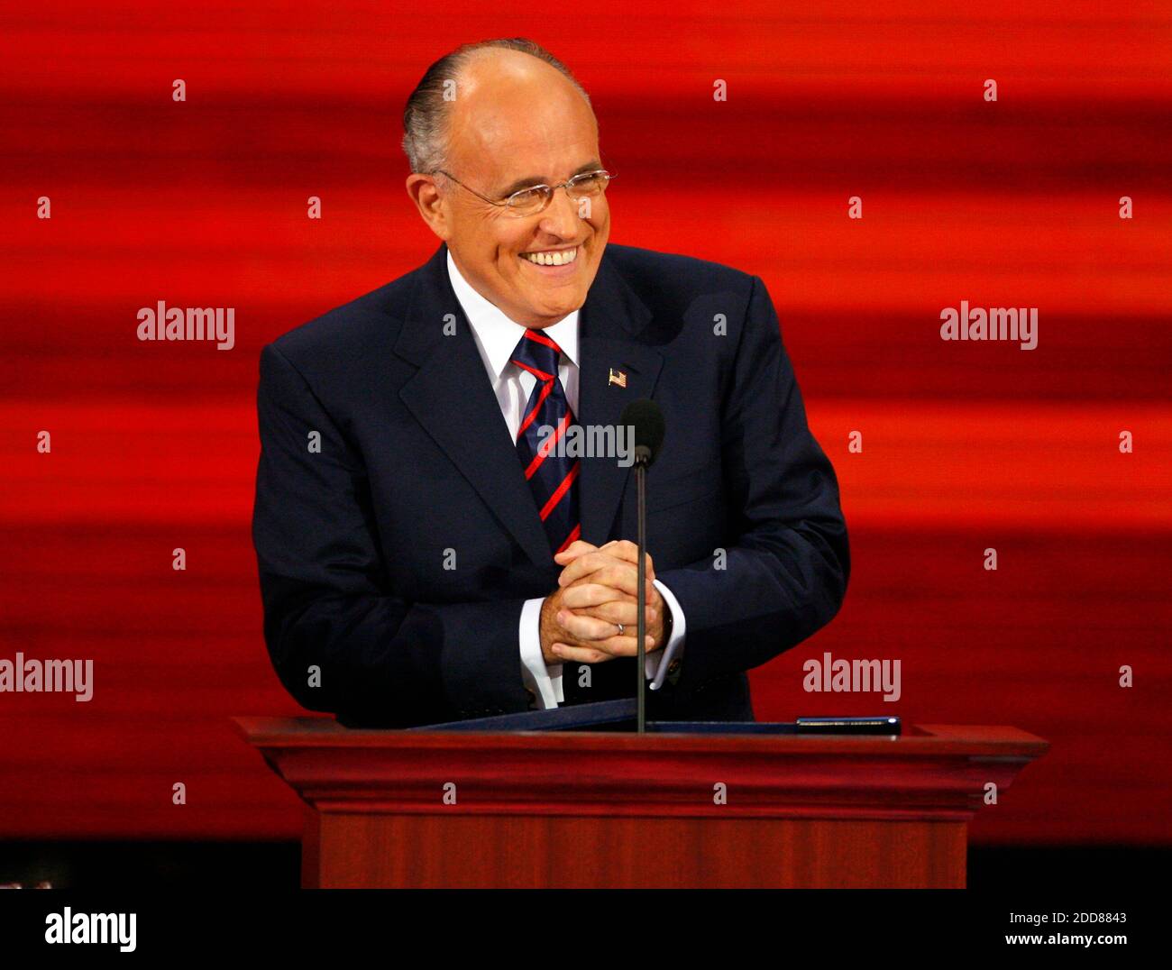 NESSUN FILM, NESSUN VIDEO, NESSUNA TV, NESSUN DOCUMENTARIO - l'ex sindaco di New York Rudy Giuliani riconosce l'applauso dei delegati durante la Convention Nazionale Repubblicana presso l'Xcel Energy Center di St. Paul, Minnesota, USA mercoledì 3 settembre 2008. Foto di Harry E. Walker/MCT/ABACAPRESS.COM Foto Stock