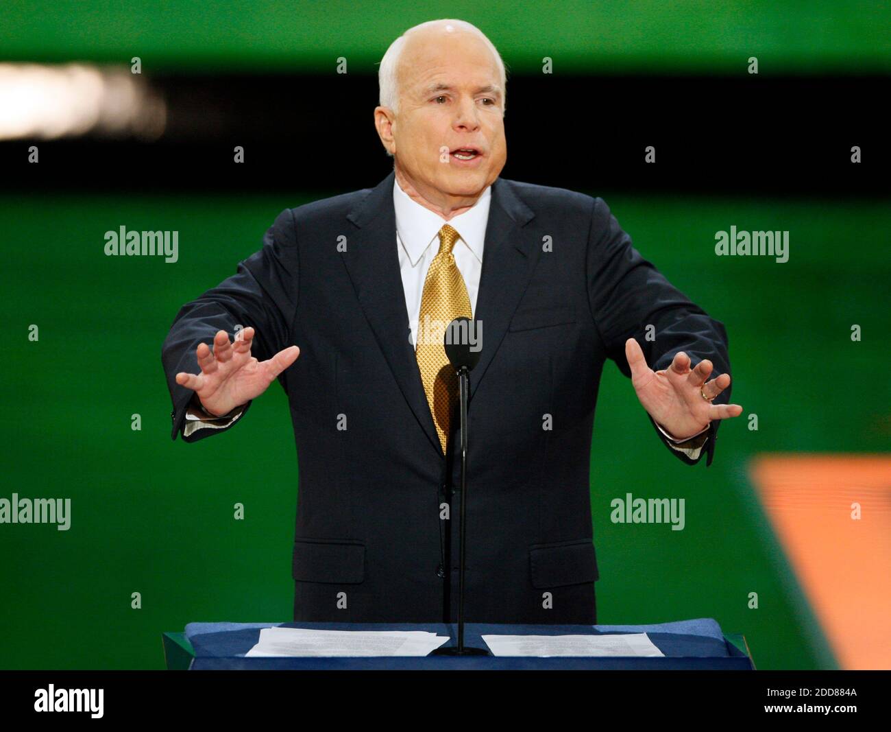 NO FILM, NO VIDEO, NO TV, NO DOCUMENTARIO - il candidato presidenziale repubblicano John McCain ha tenuto il suo discorso durante la Convention Nazionale Repubblicana allo Xcel Energy Center, a Minneapolis, Minnesota, USA giovedì 4 settembre 2008. Foto di Harry E. Walker/MCT/ABACAPRESS.COM Foto Stock