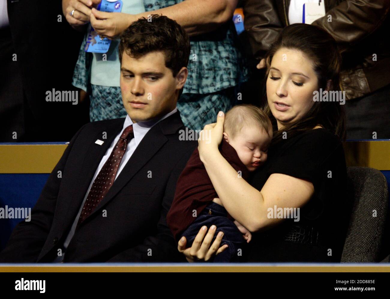 NO FILM, NO VIDEO, NO TV, NO DOCUMENTARIO - Bristol Palin, figlia del candidato repubblicano alla vicepresidenza Sarah Palin, tiene il suo fratello minore, Tig, come guarda suo marito a Levi Johnston, durante la Convention Nazionale Repubblicana al Xcel Energy Center di St. Paul, MN, USA giovedì 4 settembre, 2008. Foto di Chuck Kennedy/MCT/ABACAPRESS.COM Foto Stock