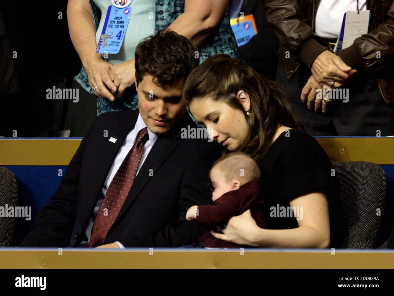 NO FILM, NO VIDEO, NO TV, NO DOCUMENTARIO - Bristol Palin, figlia del candidato repubblicano alla vicepresidenza Sarah Palin, tiene il suo fratello minore, Tig, come guarda suo marito a Levi Johnston, durante la Convention Nazionale Repubblicana al Xcel Energy Center di St. Paul, MN, USA giovedì 4 settembre, 2008. Foto di Chuck Kennedy/MCT/ABACAPRESS.COM Foto Stock
