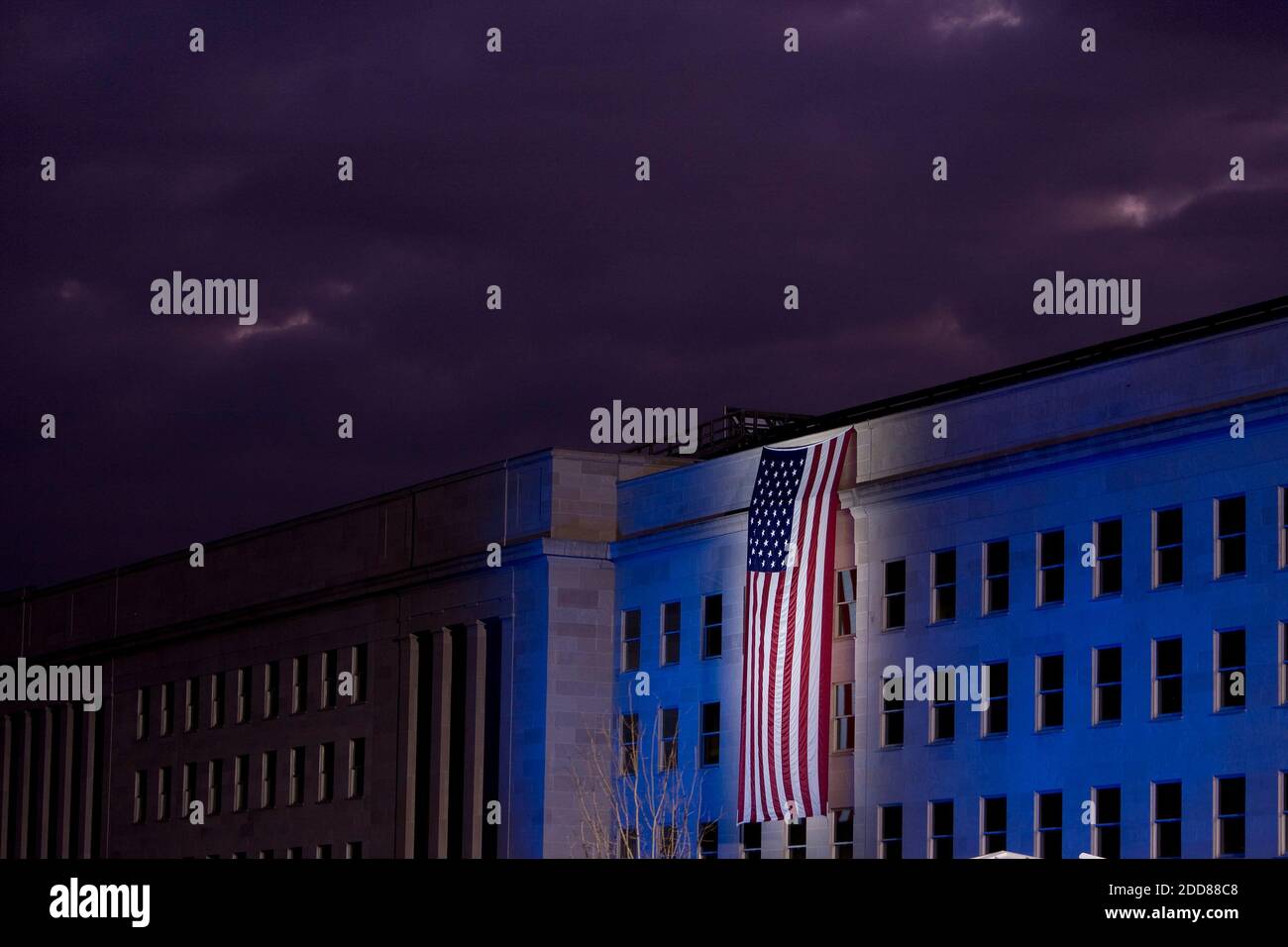 NO FILM, NO VIDEO, NO TV, NO DOCUMENTARIO - una bandiera americana pende dal lato del Pentagono il settimo anniversario degli attacchi del 2001 settembre, il 11 settembre 2008. Foto di Chuck Kennedy/MCT/ABACAPRESS.COM Foto Stock
