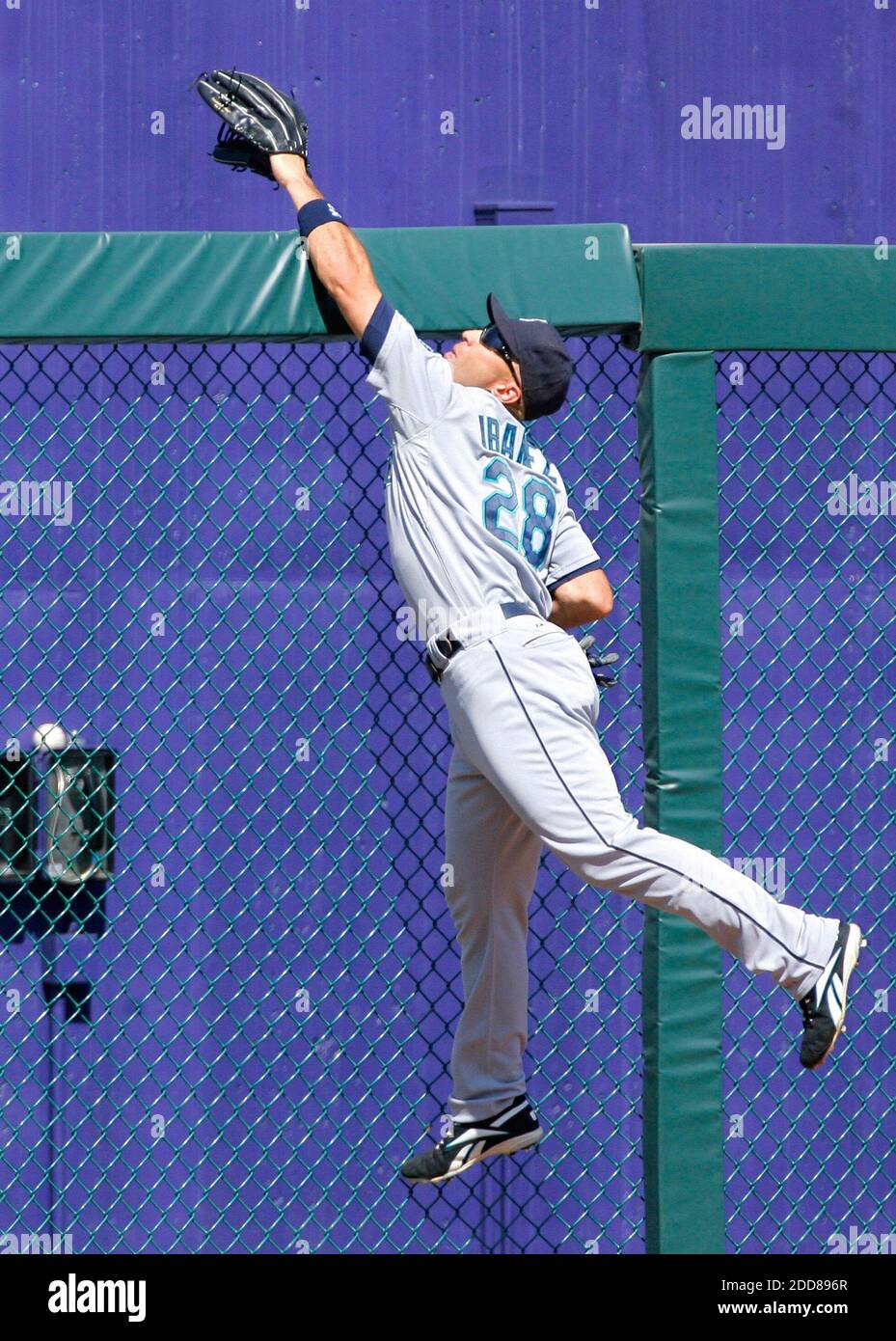 NESSUN FILM, NESSUN VIDEO, NESSUNA TV, NESSUN DOCUMENTARIO - Seattle Mariners ha lasciato il fielder Raul Ibanez (28) sale il muro ma non può raggiungere una palla a tre run home run da Mike Aviles di Kansas City Royals nel quarto inning al Kauffman Stadium di Kansas City, MO, USA il 18 settembre 2008. Foto di John Sleezer/Kansas City Star/MCT/Cameleon/ABACAPRESS.COM Foto Stock