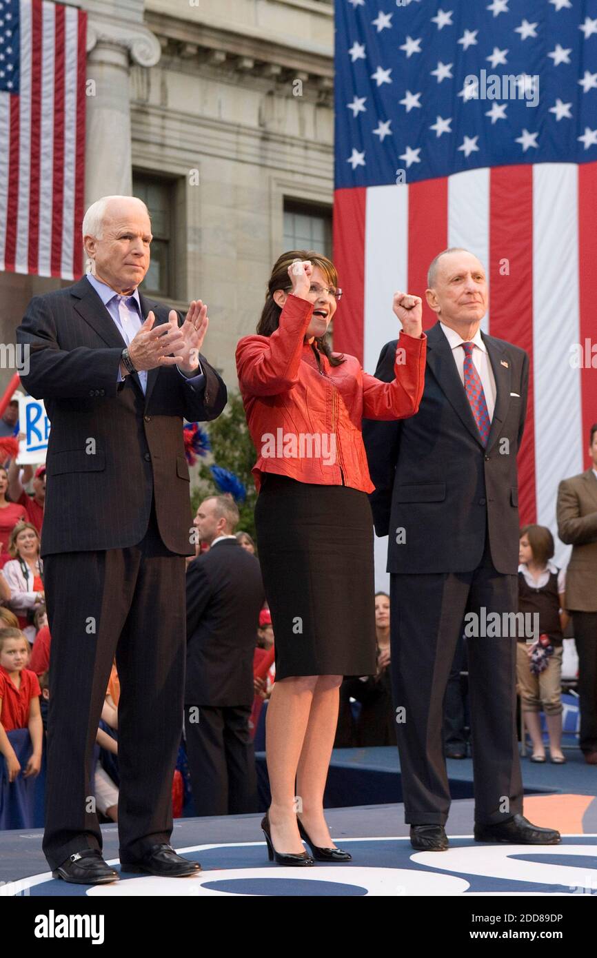 NO FILM, NO VIDEO, NO TV, NO DOCUMENTARIO - candidato presidenziale repubblicano Arizona Senatore John McCain (L) e vice candidato presidenziale repubblicano Alaska Governor Sarah Palin con il senatore repubblicano della Pennsylvania Arlen Spectre (R) salutano i sostenitori durante una campagna di rally sui gradini del tribunale della contea di Chester, in Media, PA, USA il 22 settembre 2008. Foto di Jessica Griffin/Philadelphia Daily News/MCT/ABACAPRESS.COM Foto Stock