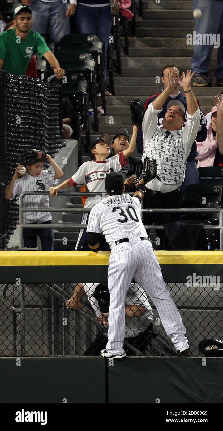 NO FILM, NO VIDEO, NO TV, NO DOCUMENTARIO - Chicago White Sox ha lasciato il fielder Nick Swisher sale il muro nel campo di sinistra come insegue una prima casa di assaggi eseguita da Cleveland Indians' ben Francisco presso US Cellular Field a Chicago, il, USA il 26 settembre 2008. Foto di ohn Smierciak/Chicago Tribune/MCT/Cameleon/ABACAPRESS.COM Foto Stock