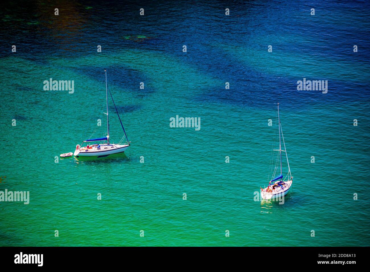 Barche a vela visto da la Coupée, Sark Island, Isole del canale, Regno Unito Foto Stock