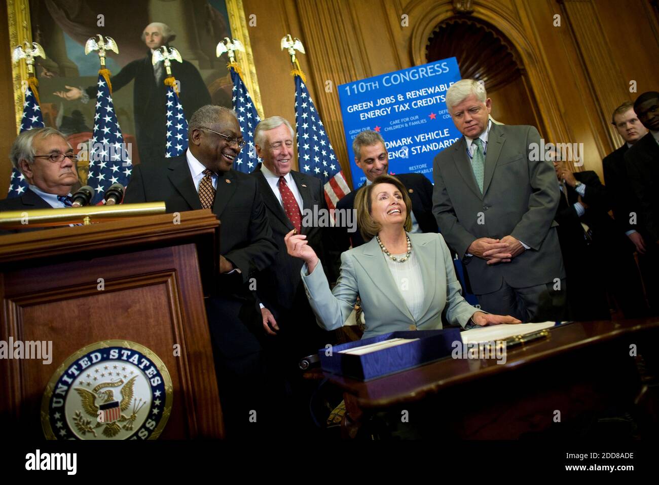 NO FILM, NO VIDEO, NO TV, NO DOCUMENTARIO - la speaker della Camera Nancy Pelosi (D-CA) firma nelle iscrizioni la legge sul salvataggio finanziario approvata dalla Camera durante una conferenza stampa a Capitol Building a Washington, DC, USA, il 3 ottobre 2008. In piedi sono, da sinistra, il Rep. Barney Frank (D-ma), il Rep. James Clyburn (D-SC), il Rep. Steny Hoyer (D-MD), il Rep. Rahm Emmanuel (D-il) e John Larson (D-CT). Foto di Chuck Kennedy/MCT/ABACAPRESS.COM Foto Stock