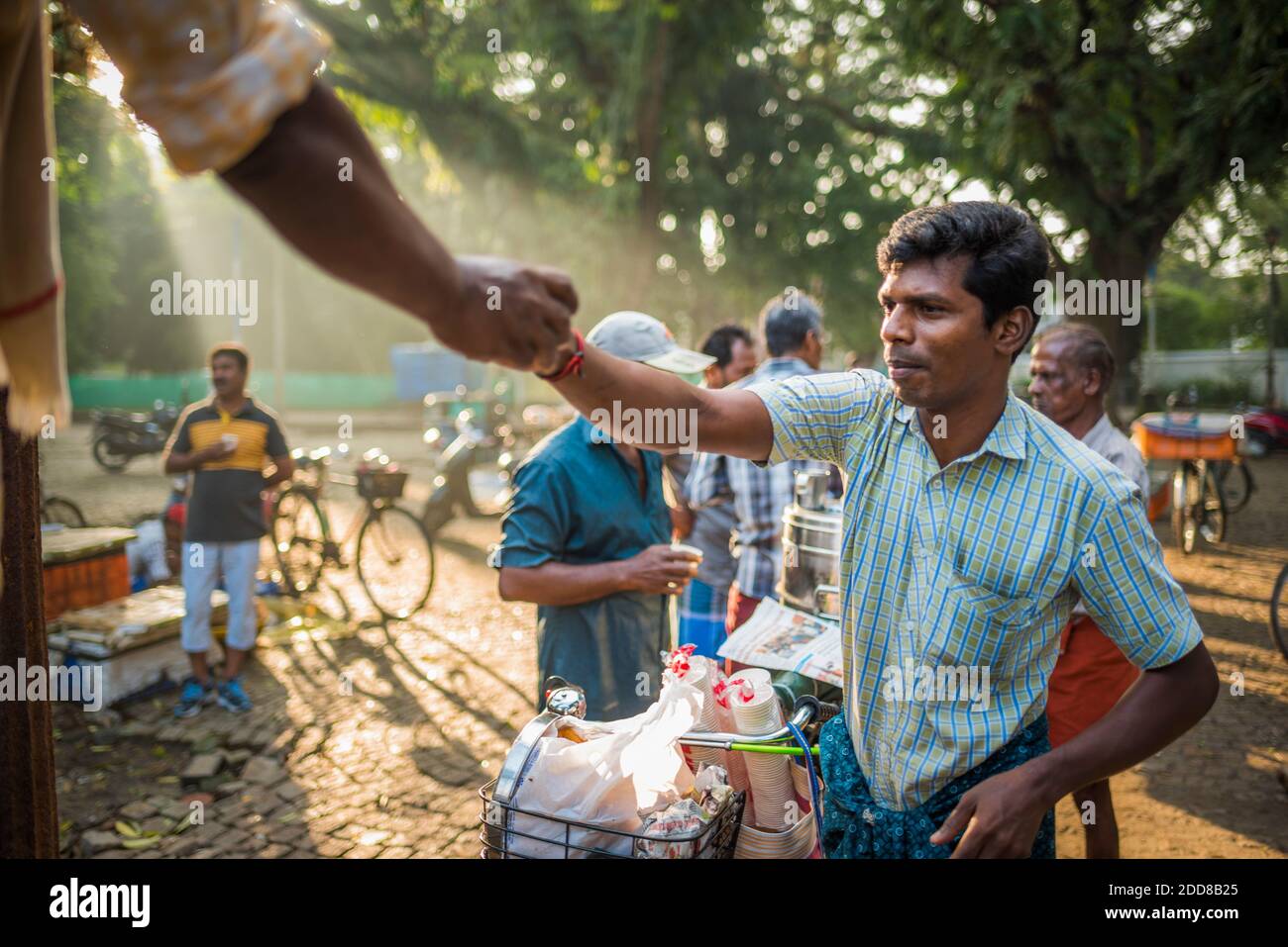 Chai Wallah serve tè a Fort Kochi (Cochin), Kerala, India Foto Stock