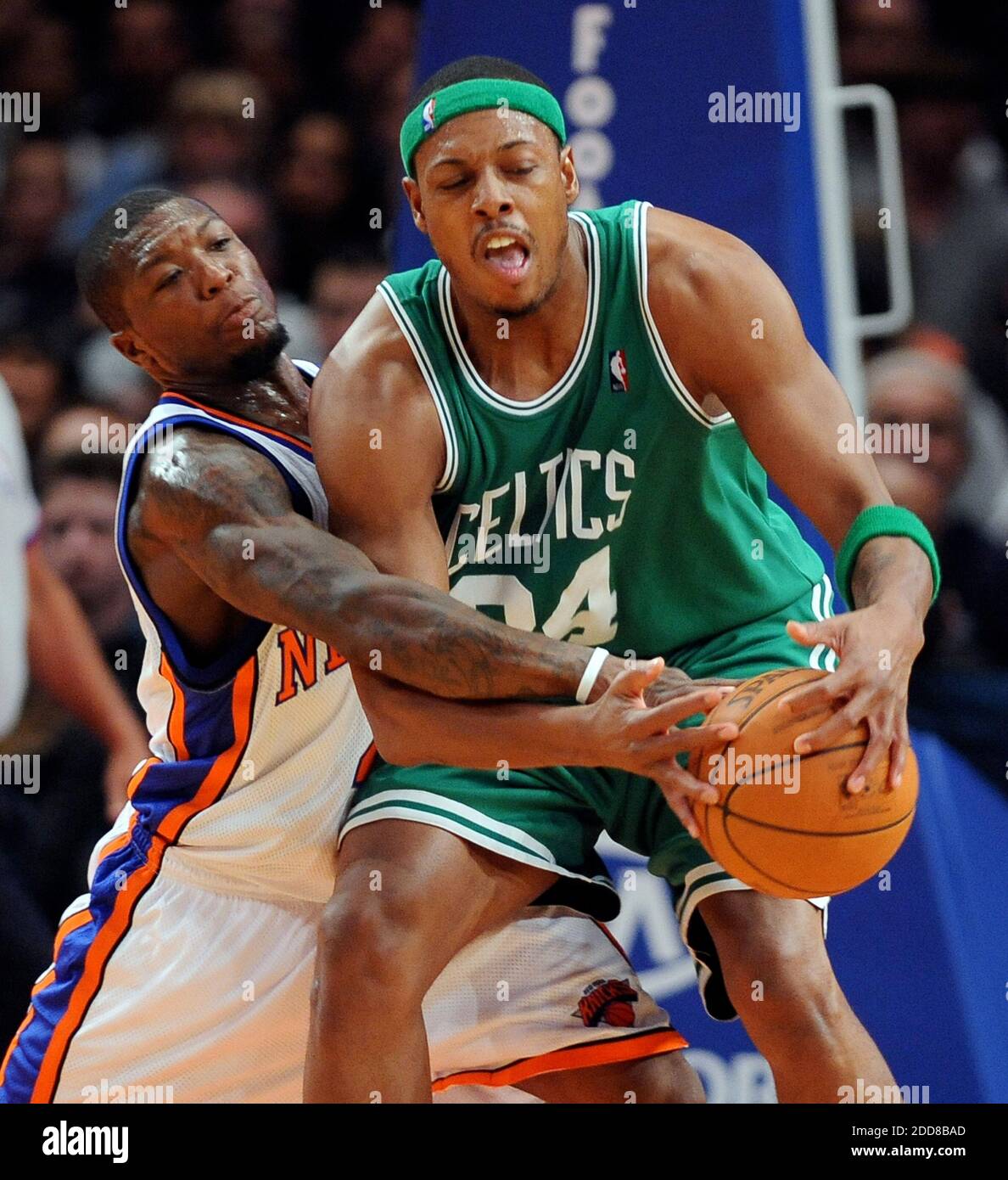 NO FILM, NO VIDEO, NO TV, NO DOCUMENTARIO - New York Knicks guardia Nate Robinson (sinistra) tenta di battere la palla libera dal Boston Celtics avanti Paul Pierce (34) durante il secondo quarto di azione preseason a Madison Square Garden a New York City, NY, USA il 21 ottobre, 2008. I Celtici sconfissero i Knicks, 101-90. Foto di J. Conrad Williams Jr. /Newsday/MCT/Cameleon/ABACAPRESS.COM Foto Stock