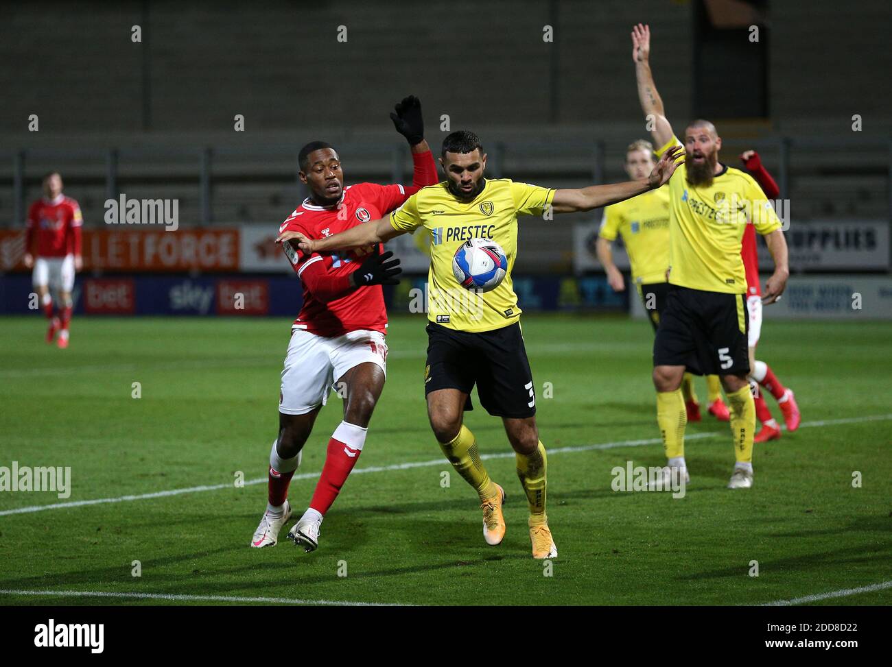 Chuks Aneke di Charlton Athletic (a sinistra) e Colin Daniel di Burton Albion combattono per la palla durante la partita Sky Bet League One allo Stadio Pirelli di Burton. Foto Stock