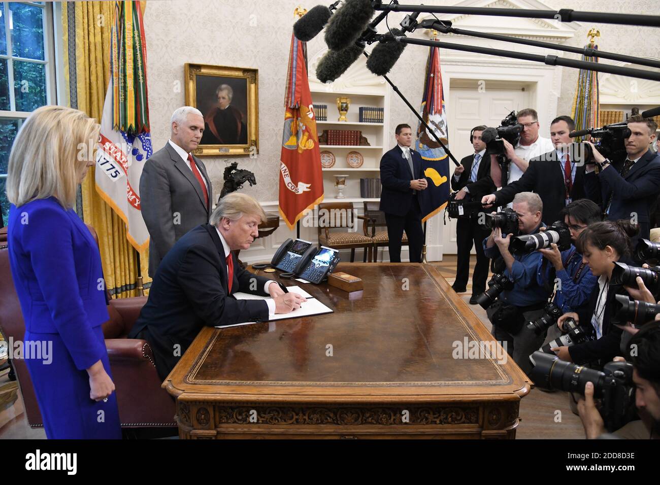 Il presidente Donald Trump firma un ordine esecutivo per tenere insieme le famiglie al confine con l’Ufficio ovale della Casa Bianca, a Washington, D.C., il 20 giugno 2018. Foto di Olivier Douliery/Abaca Press Foto Stock