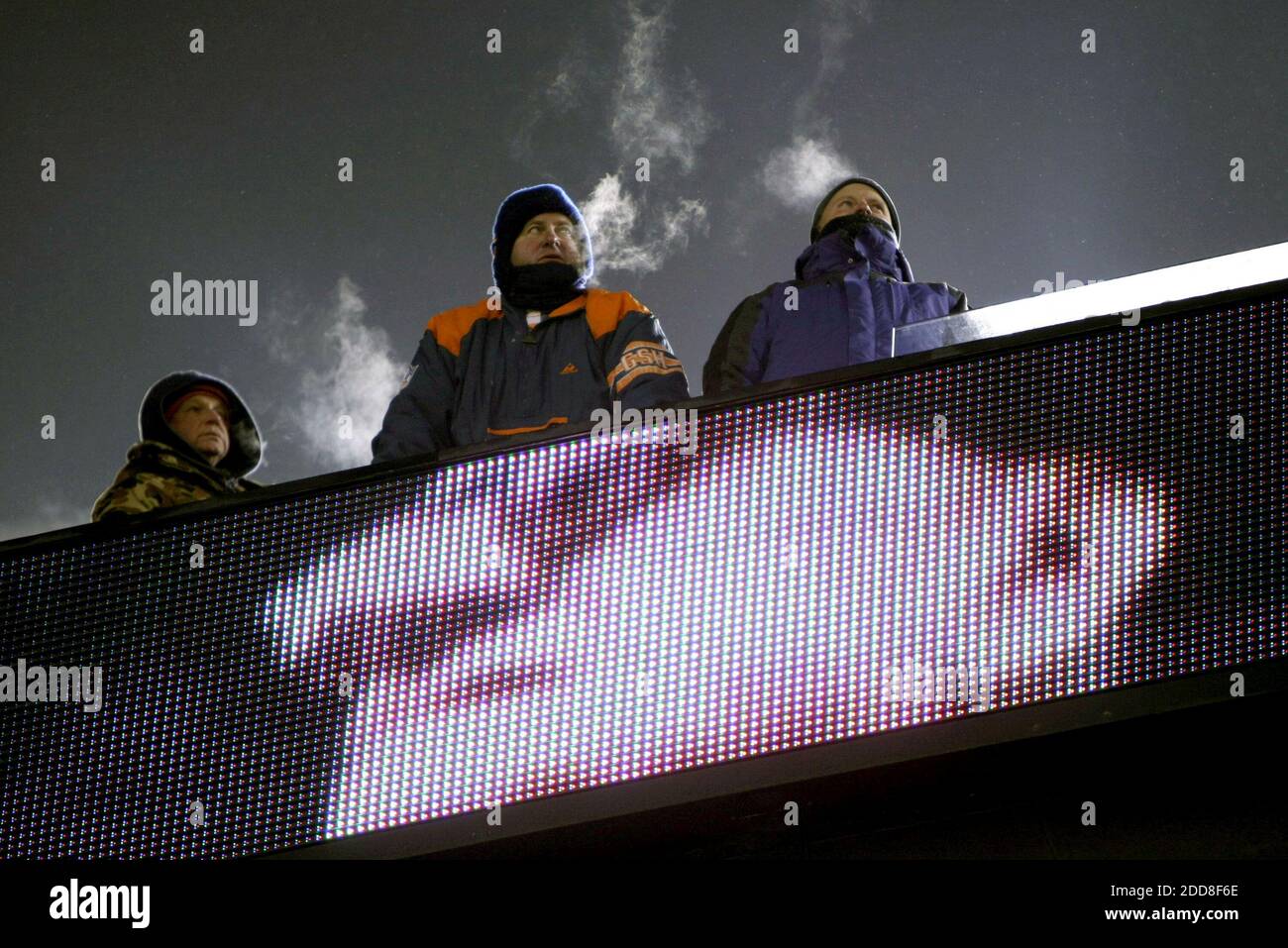 NESSUN FILM, NESSUN VIDEO, NESSUNA TV, NESSUN DOCUMENTARIO: I fan guardano l'azione a temperature inferiori a zero durante la partita di football dei Chicago Bears e dei Green Bay Packers NFL a Chicago, Illinois, USA il 22 dicembre 2008. Foto di Mark Hoffman/Milwaukee Journal Sentinel/MCT/ABACAPRESS.COM Foto Stock