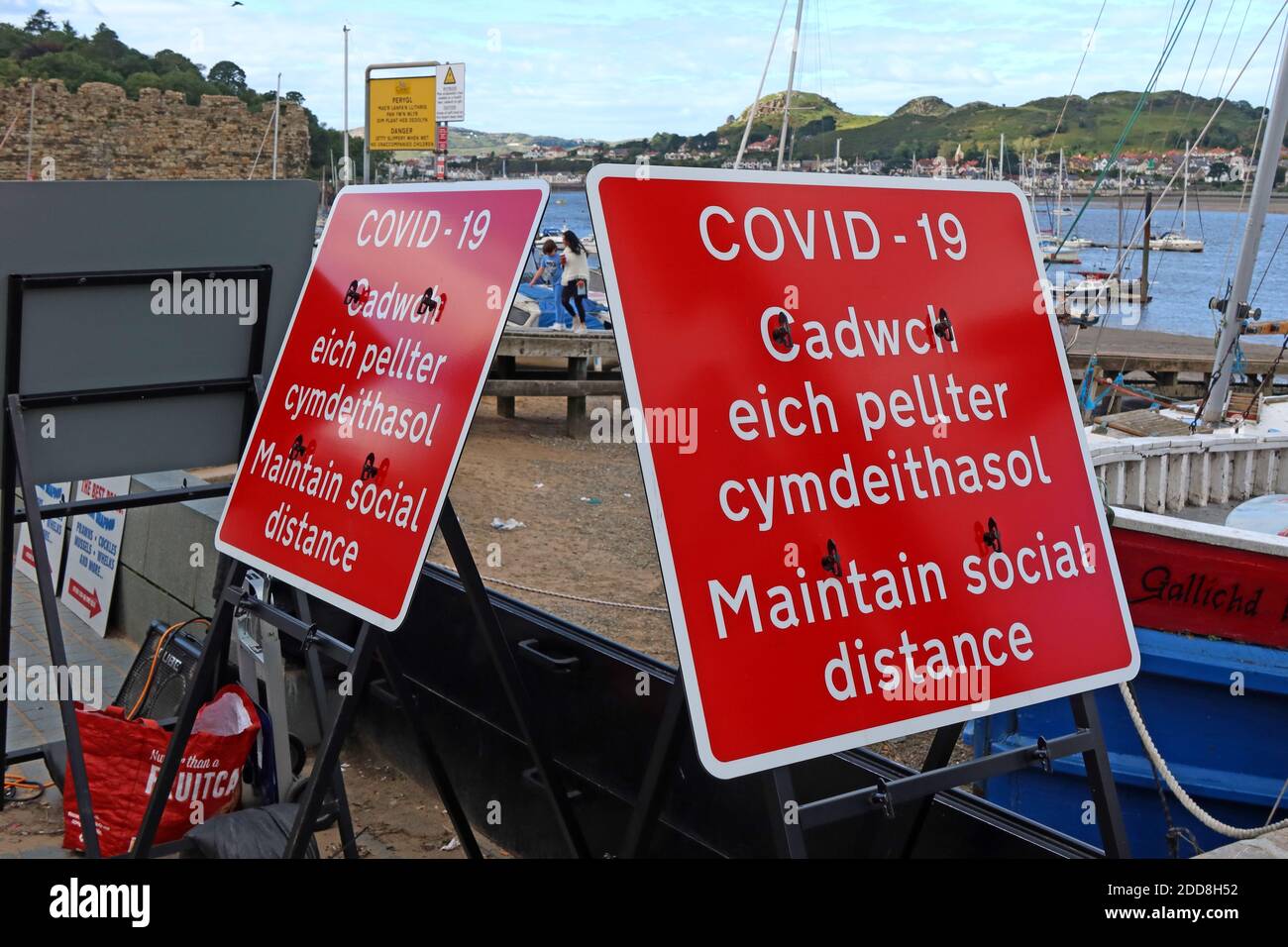 Conwy Quay, spiaggia, Covid-19, mantenere la distanza, indicazioni, al porto, Galles del Nord, Regno Unito, LL32 Foto Stock