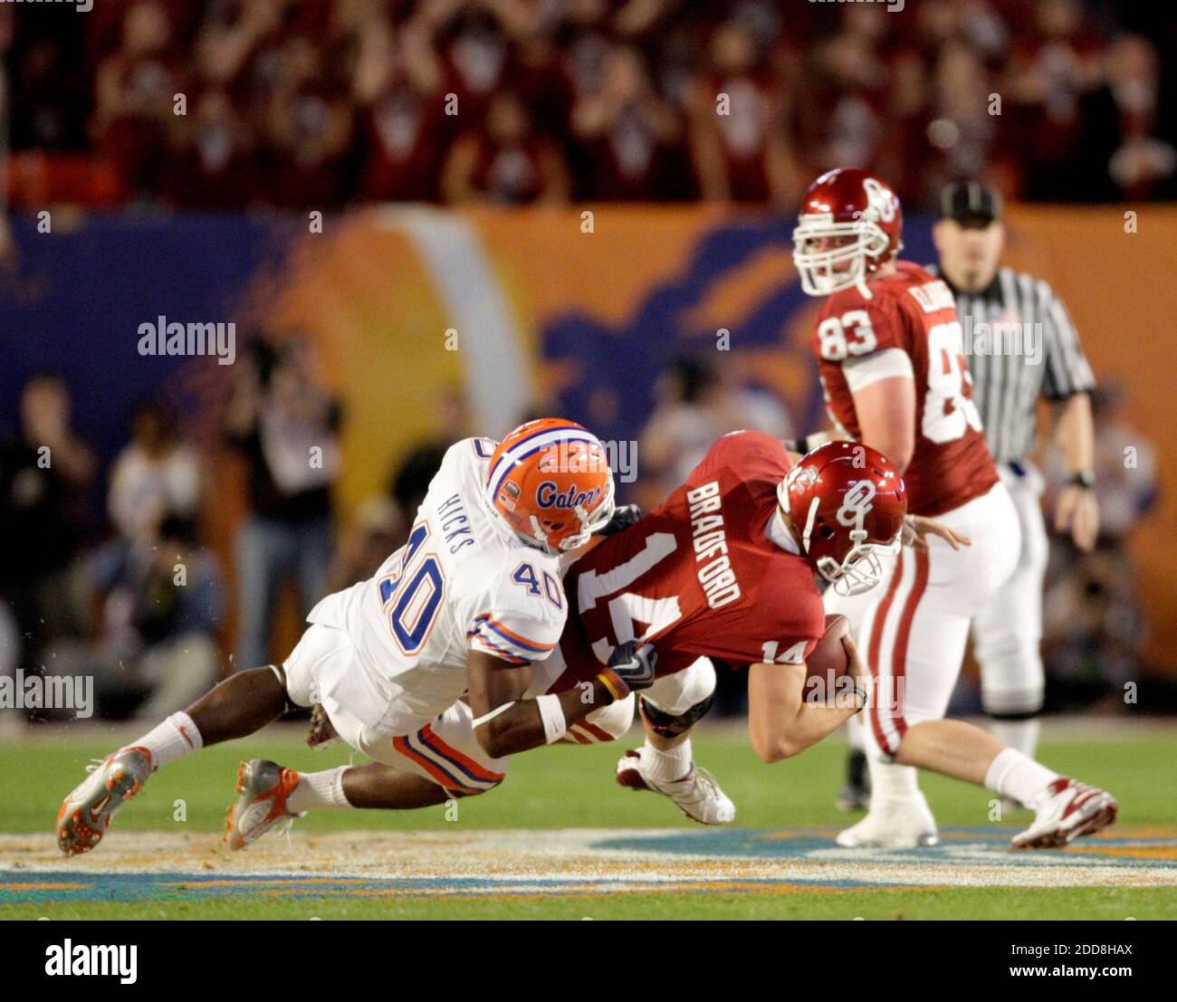 NESSUN FILM, NESSUN VIDEO, NESSUNA TV, NESSUN DOCUMENTARIO - Oklahoma quarterback Sam Bradford (14) viene saccheggiato da Brandon Hicks della Florida (40) nel primo trimestre del BCS Championship game al Dolphin Stadium di Miami, FL, USA l'8 gennaio 2009. Foto di al Diaz/Miami Herald/MCT/Cameleon/ABACAPRESS.COM Foto Stock