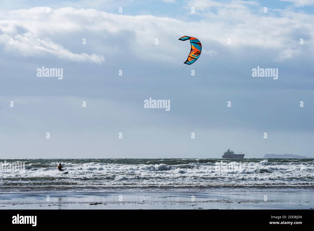 Kitesurfer on Broadhaven Beach, Pembrokeshire Coast National Park, Galles, Regno Unito Foto Stock