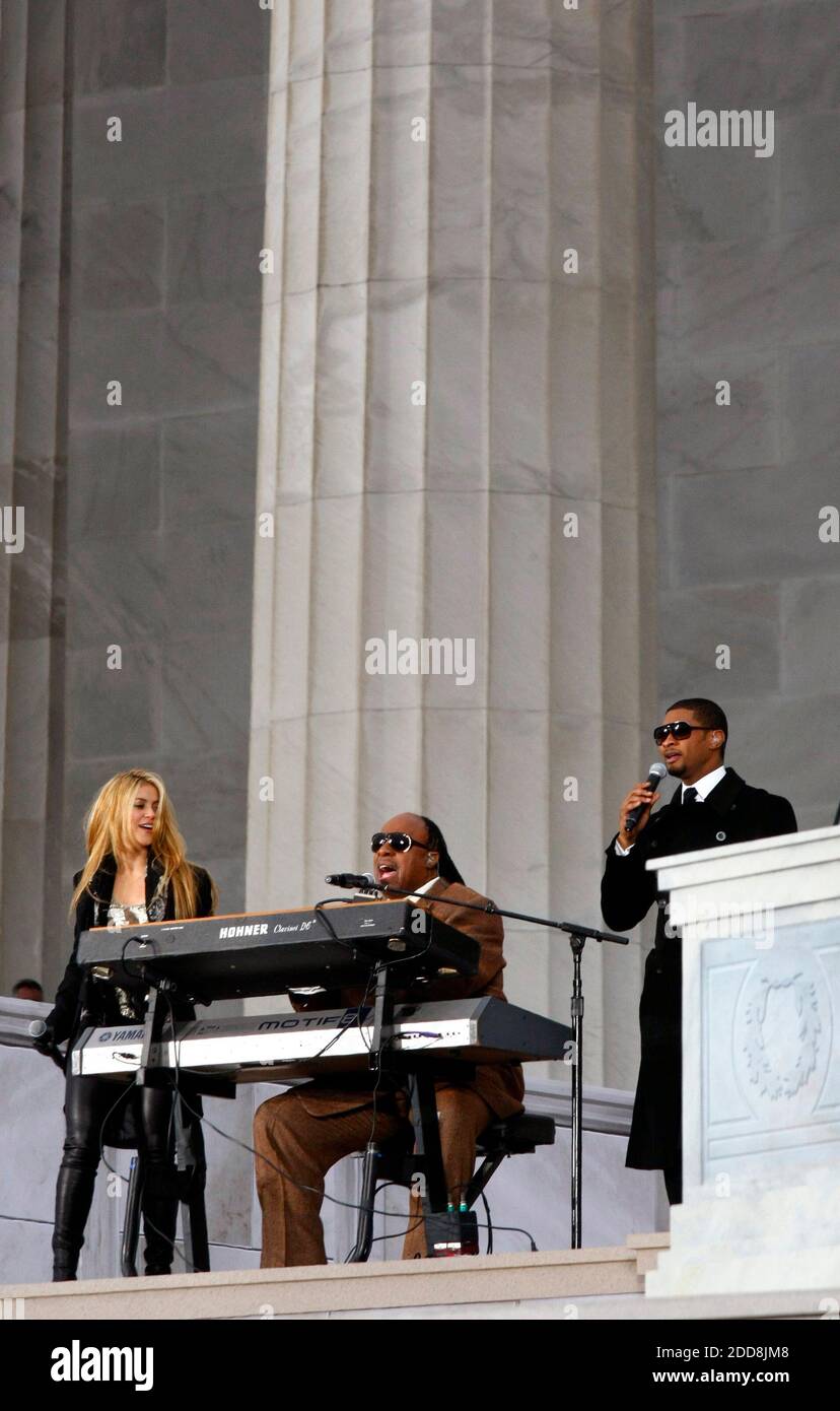 NO FILM, NO VIDEO, NO TV, NO DOCUMENTARIO - Shakira, left, Stevie Wonder, Center, e Usher Raymond IV si esibiscono alla celebrazione dell'inaugurazione di Obama al Lincoln Memorial di Washington, D.C, USA, domenica 18 gennaio 2009. Foto di Rodger Mallison/Fort Worth Star-Telegram/MCT/ABCAPRESS.COM Foto Stock