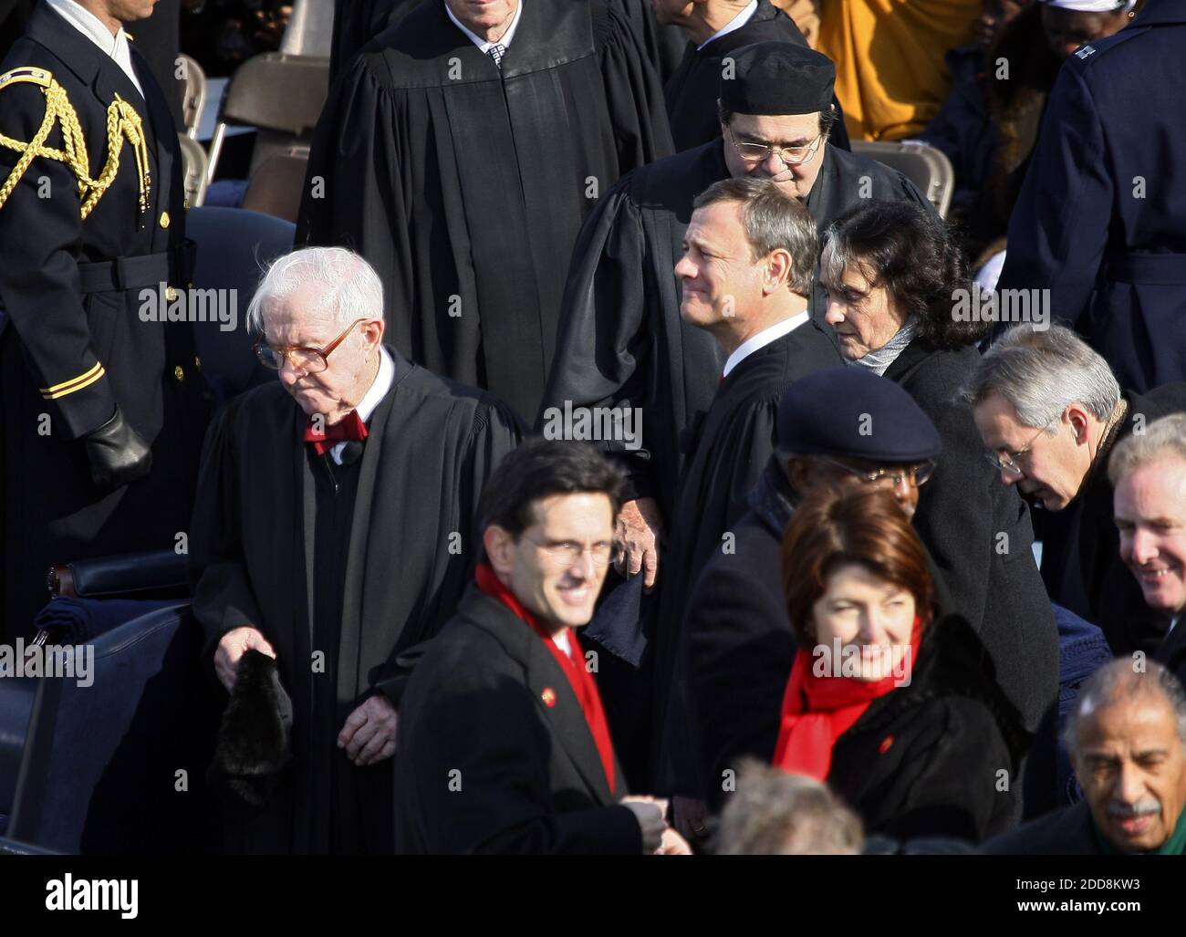 NO FILM, NO VIDEO, NO TV, NO DOCUMENTARIO - Giustizia John Paul Stevens, sinistra, Chief Justice John G. Roberts, destra, e Giustizia Antonin Scalia, in alto a destra, arrivano sulla fase inaugurale in vista dell'inaugurazione di Barack Obama come 44 ° presidente degli Stati Uniti a Washington, DC, USA il 20 gennaio 2009. Obama diventa il primo afroamericano ad essere eletto alla carica di presidente nella storia degli Stati Uniti. Foto di Harry E. Walker/MCT/ABACAPRESS.COM Foto Stock