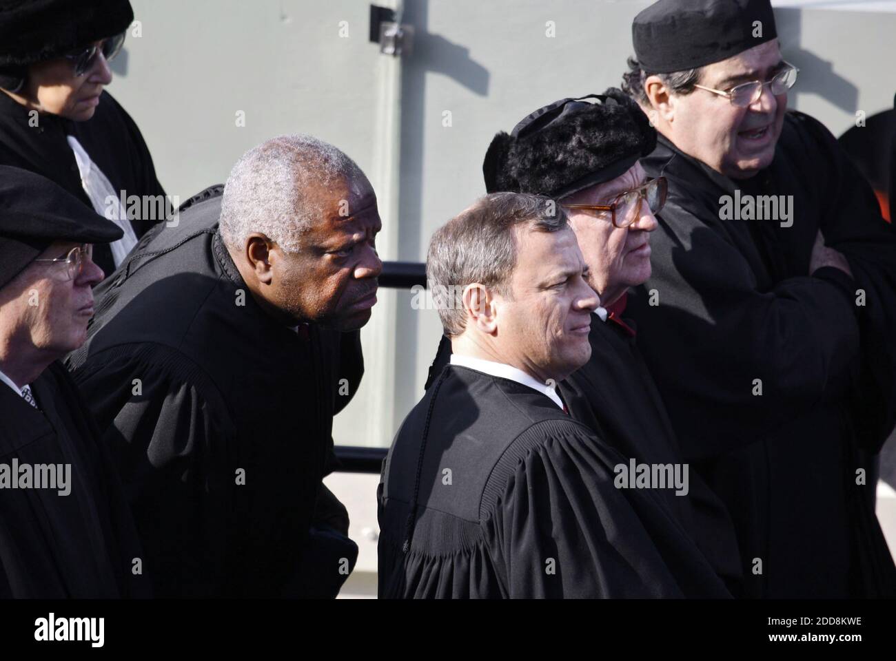 NO FILM, NO VIDEO, NO TV, NO DOCUMENTARIO - Chief Justice John Roberts, Center, Justice Clarence Thomas, sinistra, e Justice Antonin Scalia, arrivano sulla fase inaugurale in vista dell'inaugurazione di Barack Obama come 44 ° presidente degli Stati Uniti a Washington, DC, USA il 20 gennaio 2009. Obama diventa il primo afroamericano ad essere eletto alla carica di presidente nella storia degli Stati Uniti. Foto di Chcuk Kennedy/MCT/ABACAPRESS.COM Foto Stock