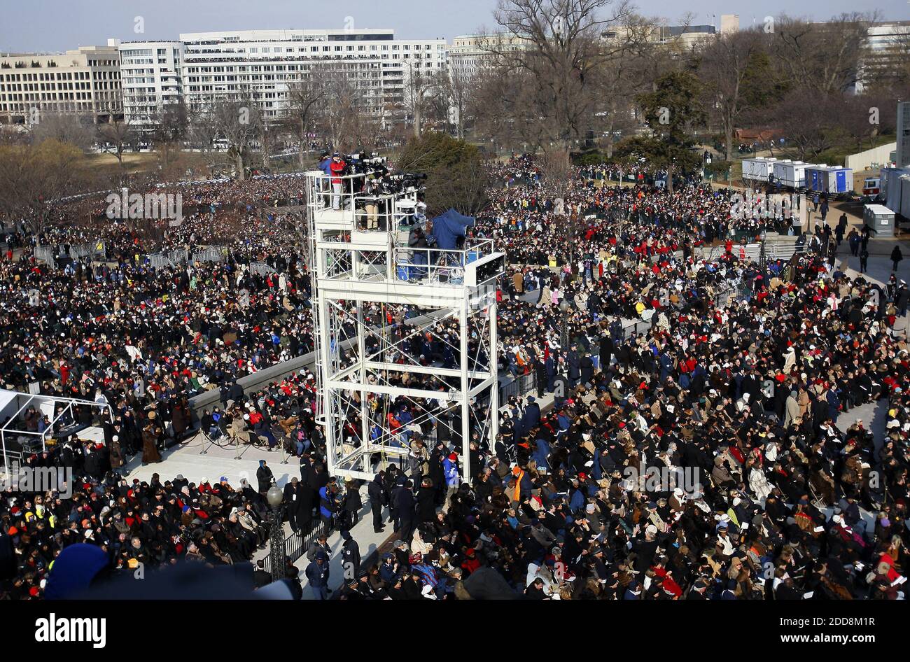 NESSUN FILM, NESSUN VIDEO, NESSUNA TV, NESSUN DOCUMENTARIO - migliaia di coraggiosi la mattina fredda al Washington Monument per l'inaudito del presidente Barack Obama come 44th presidente degli Stati Uniti a Washington, DC, USA il 20 gennaio 2009. Obama diventa il primo afroamericano ad essere eletto alla carica di presidente nella storia degli Stati Uniti. Foto di Harry E. Walker/MCT/ABACAPRESS.COM Foto Stock