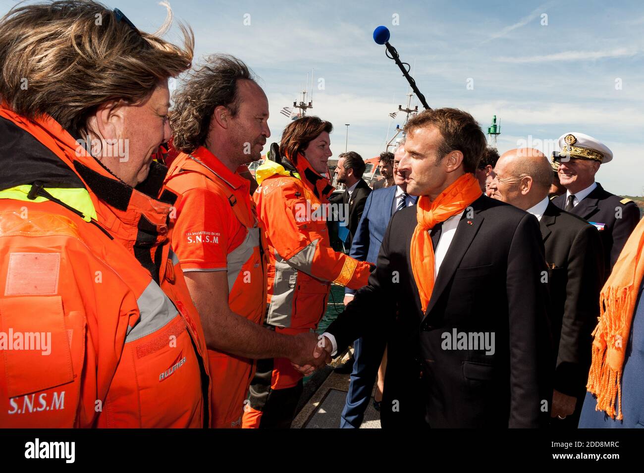 Il presidente francese Emmanuel Macron cammina su una passerella nel porto di Camaret-sur-Mer, il 21 giugno 2018, prima di incontrare i membri della Società Nazionale di Soccorso del Mare (SNSM - Societe Nationale de Sauvetage en Mer), come parte della sua visita nella regione della Bretagna. Foto di Matthieu Pattier/pool/ABACAPRESS.COM Foto Stock