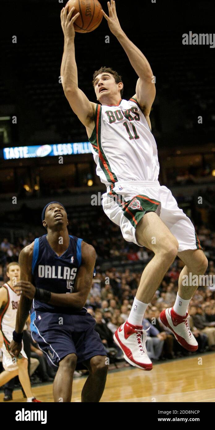 NESSUN FILM, NESSUN VIDEO, NESSUNA TV, NESSUN DOCUMENTARIO - Milwaukee Bucks Joe Alexander (a destra) naviga oltre Dallas Maverick Josh Howard (a sinistra) sulla sua strada per il cesto al Bradley Center a Milwaukee, WI, USA il 21 gennaio 2009. Foto di Michael Sears/Milwaukee Journal Sentinel/MCT/Cameleon/ABACAPRESS.COM Foto Stock