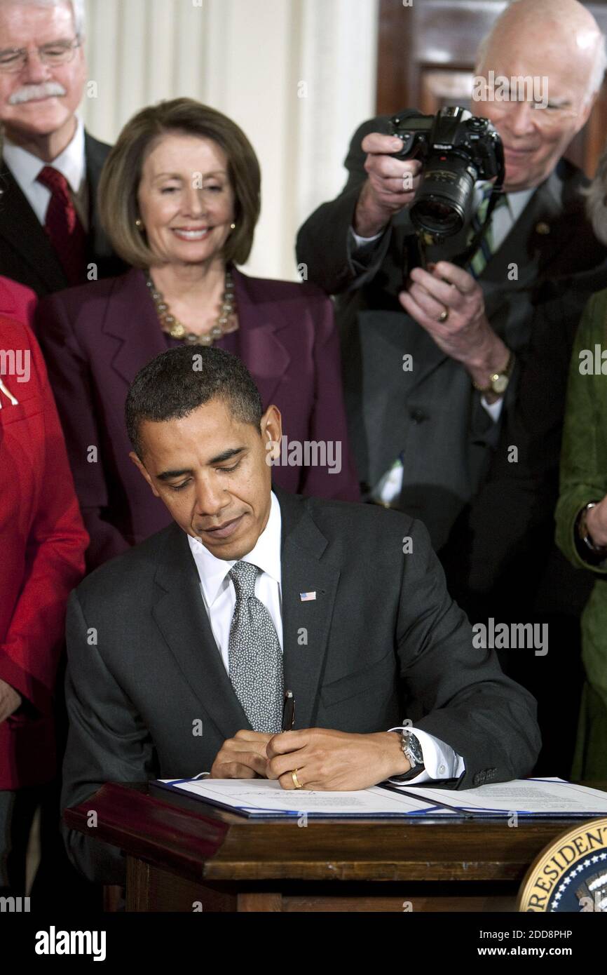 NO FILM, NO VIDEO, NO TV, NO DOCUMENTARIO - il presidente americano Barack Obama firma il Lilly Ledbetter Fair Pay Act, alla Casa Bianca a Washington, D.C., USA il giovedì 29 gennaio 2009. Ledbetter è una donna dell'Alabama che ha scoperto dopo 19 anni sul lavoro a Goodyear Tire & Rubber Co. Che era il supervisore più basso-pagato alla sua pianta malgrado avere più esperienza di parecchi colleghi maschili. Il Lilly Ledbetter Fair Pay Act ripristina la womenÕs di sfidare la retribuzione iniqua. Foto di Chuck Kennedy/MCT/ABACAPRESS.COM Foto Stock