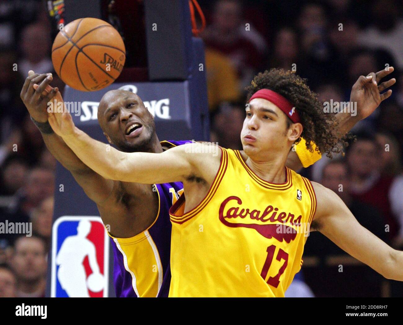 NO FILM, NO VIDEO, NO TV, NO DOCUMENTARIO - Los Angeles Lakers Lamar Odom (a sinistra) combatte con Cleveland Cavaliers Anderson Varejao per un primo tempo rimbalzato alla Quicken Loans Arena a Cleveland, OH, USA l'8 febbraio 2009. I Lakers hanno vinto il gioco 101-91. Foto di Phil Masturzo/Akron Beacon Journal/MCT/Cameleon/ABACAPRESS.COM Foto Stock