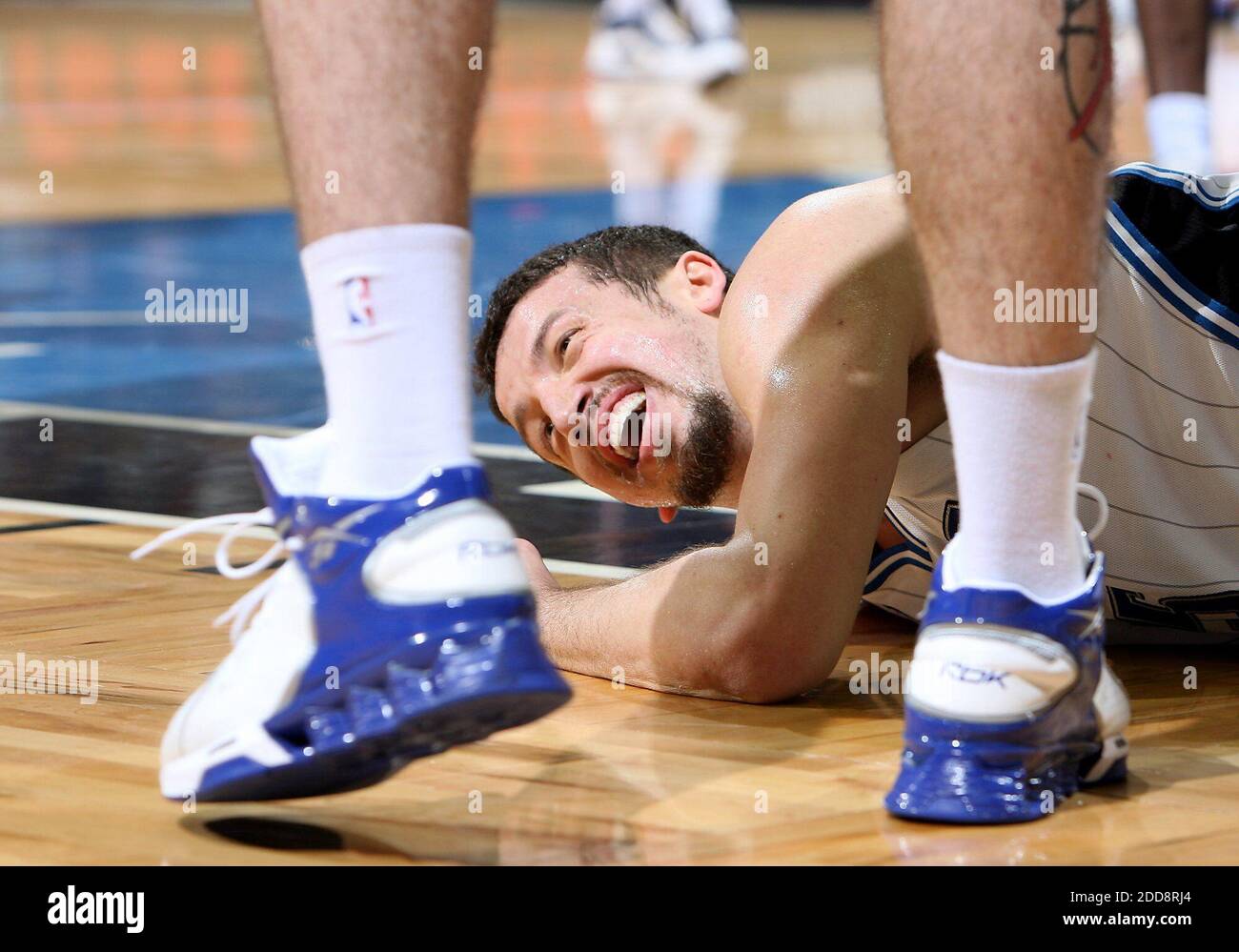 NO FILM, NO VIDEO, NO TV, NO DOCUMENTARIO - Orlando Magic Forward Hedo Turkoglu sorride dopo un duro flagrante fallo di New Jersey Nets Devin Harris all'Amway Arena di Orlando, FL, USA l'8 febbraio 2009. Orlando Magic ha vinto il 101-84. Foto di Jacob Langston/Orlando Sentinel/MCT/Cameleon/ABACAPRESS.COM Foto Stock