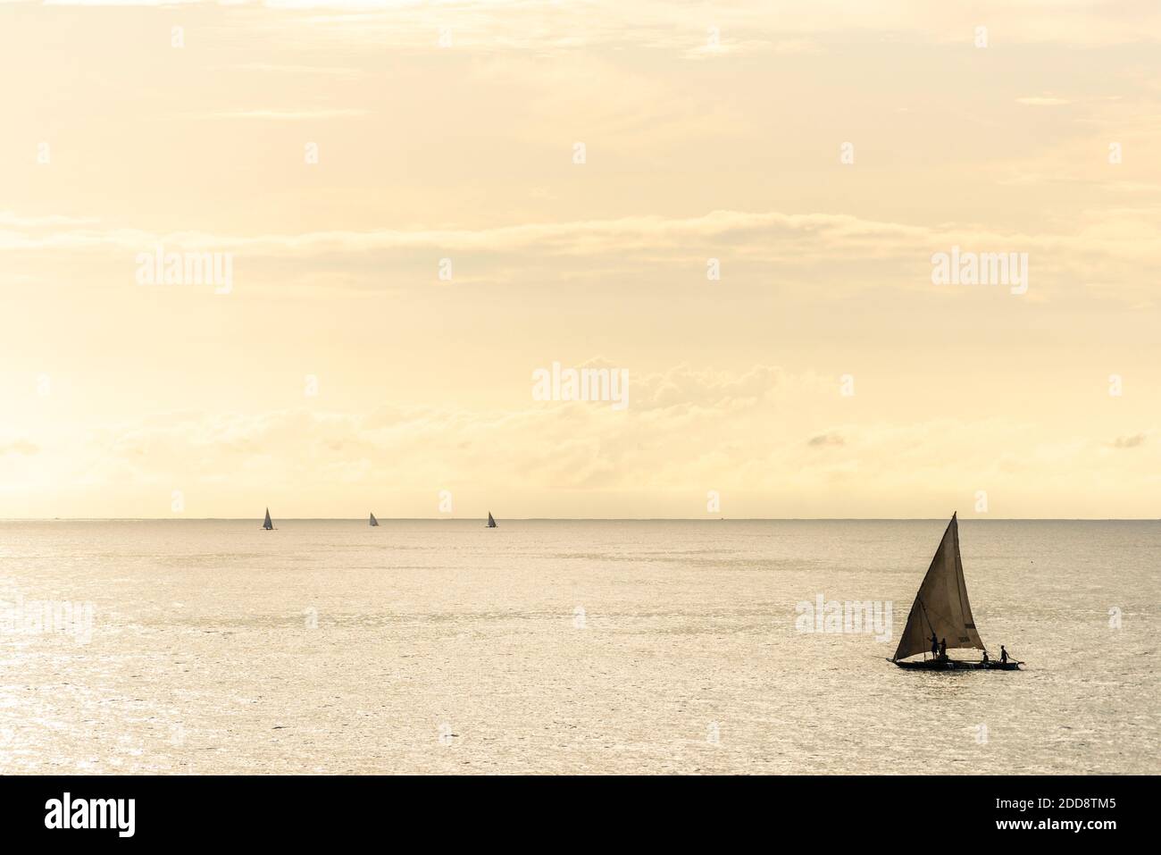 Dhow barca da pesca all'alba a Watamu Bay Beach, Watamu, Kilifi County, Kenya Foto Stock