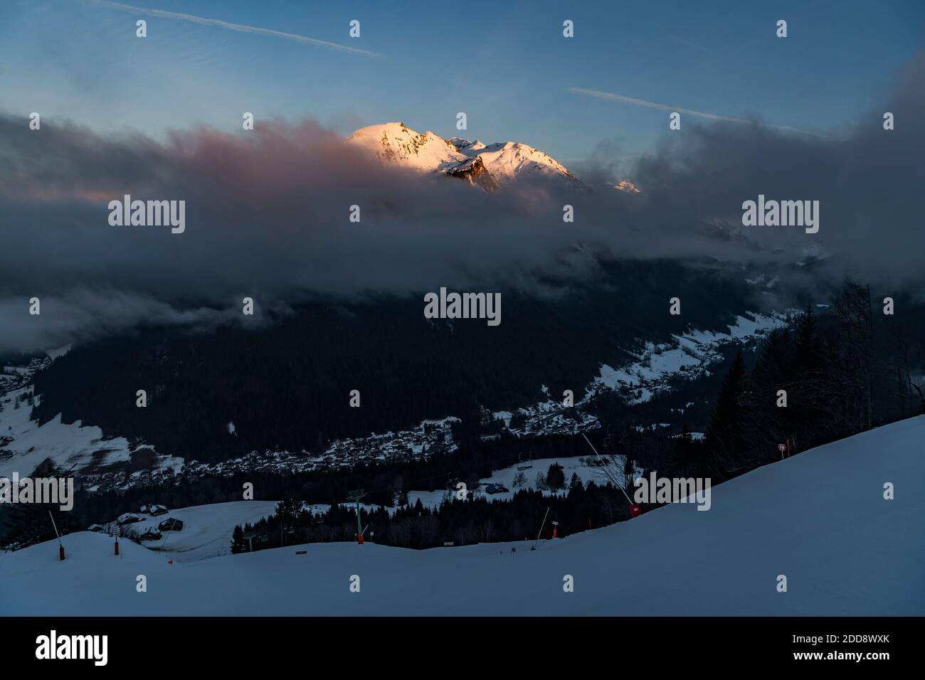 Belle montagne innevate con cielo spettacolare al tramonto presso la stazione sciistica di Morzine nella catena montuosa delle Alpi di Francia, Europa Foto Stock