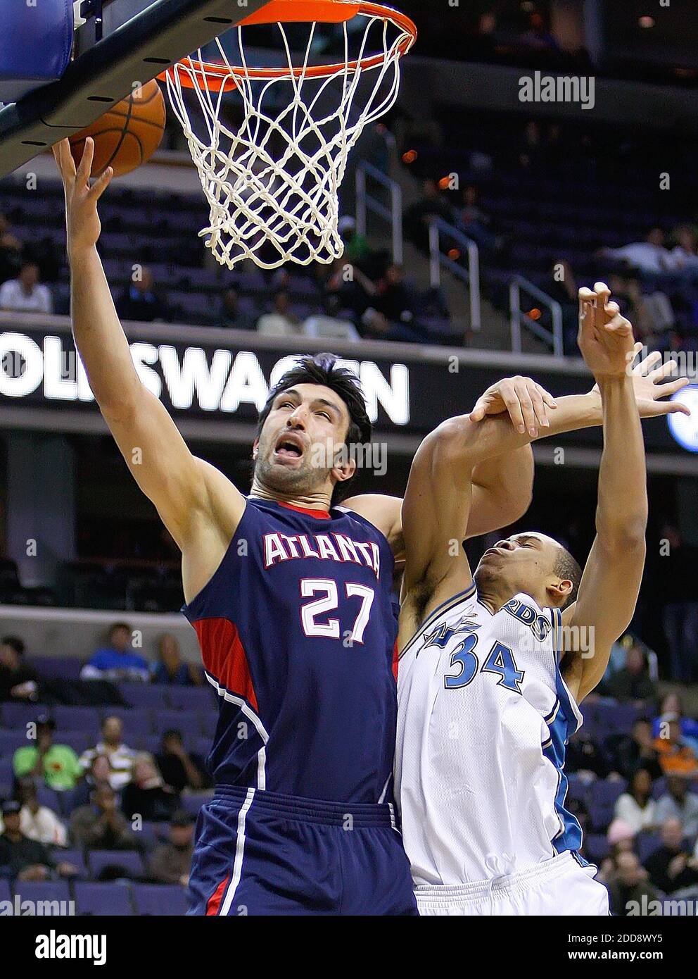 NESSUN FILM, NESSUN VIDEO, NESSUNA TV, NESSUN DOCUMENTARIO - Atlanta Hawks Zaza Pachulia (27) è scovato da Washington Wizards Javale McGee (34) durante il loro gioco giocato al Verizon Center a Washington, DC, USA il 2 marzo 2009. Atlanta sconfisse Washington 98-89. Foto di Harry E. Walker/MCT/ABACAPRESS.COM Foto Stock