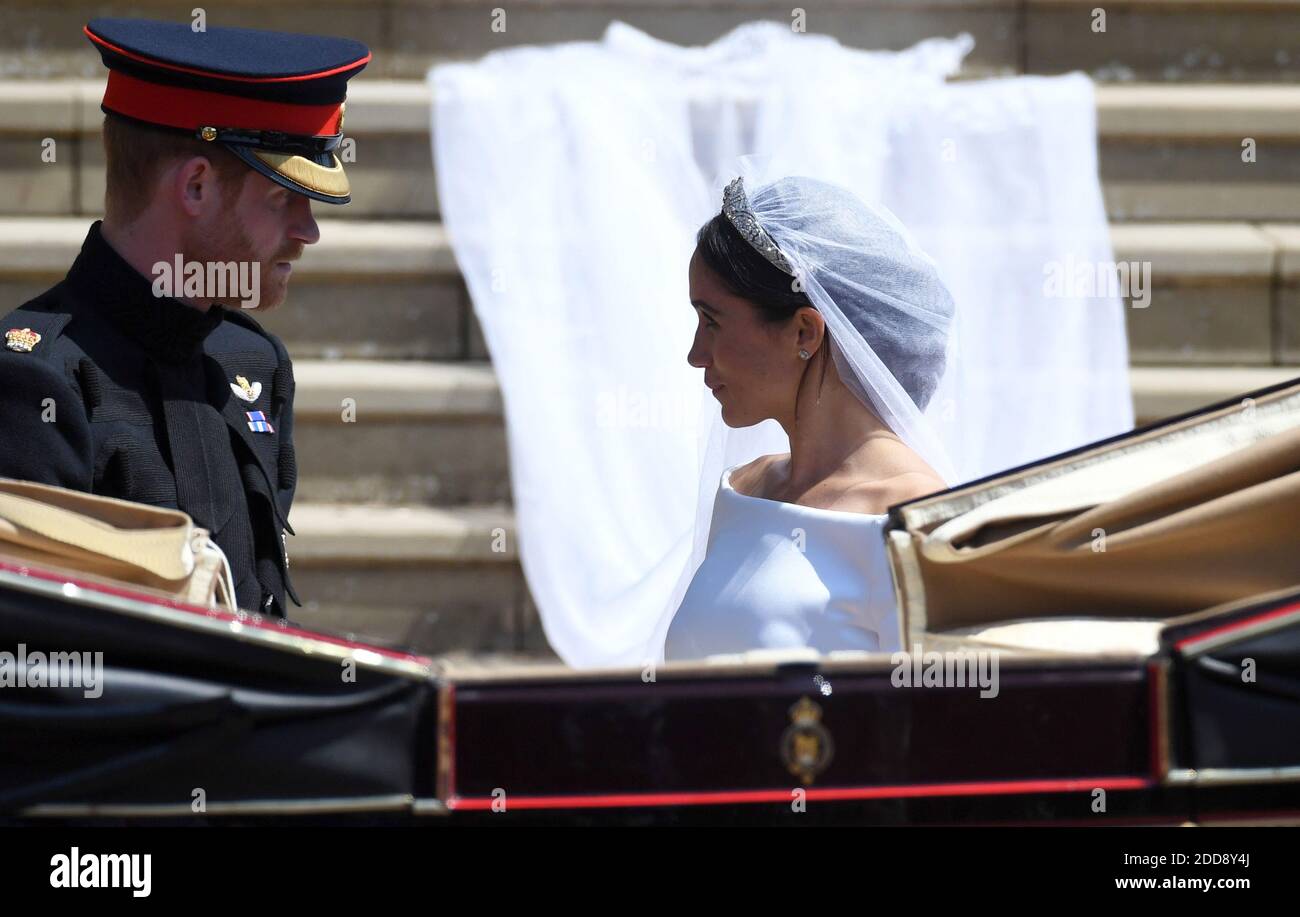 Epa06749755 il principe britannico Harry (L), Duca di Sussex e Meghan (R), Duchessa di Sussex, partiranno dalla Cappella di San Giorgio nel Castello di Windsor dopo la cerimonia di matrimonio reale, a Windsor, in Gran Bretagna, il 19 maggio 2018. Alla coppia sono stati conferiti i titoli reali di Duca e Duchessa di Sussex dal monarca britannico. Foto di Neil Hall / ABACAPRESS.COM Foto Stock