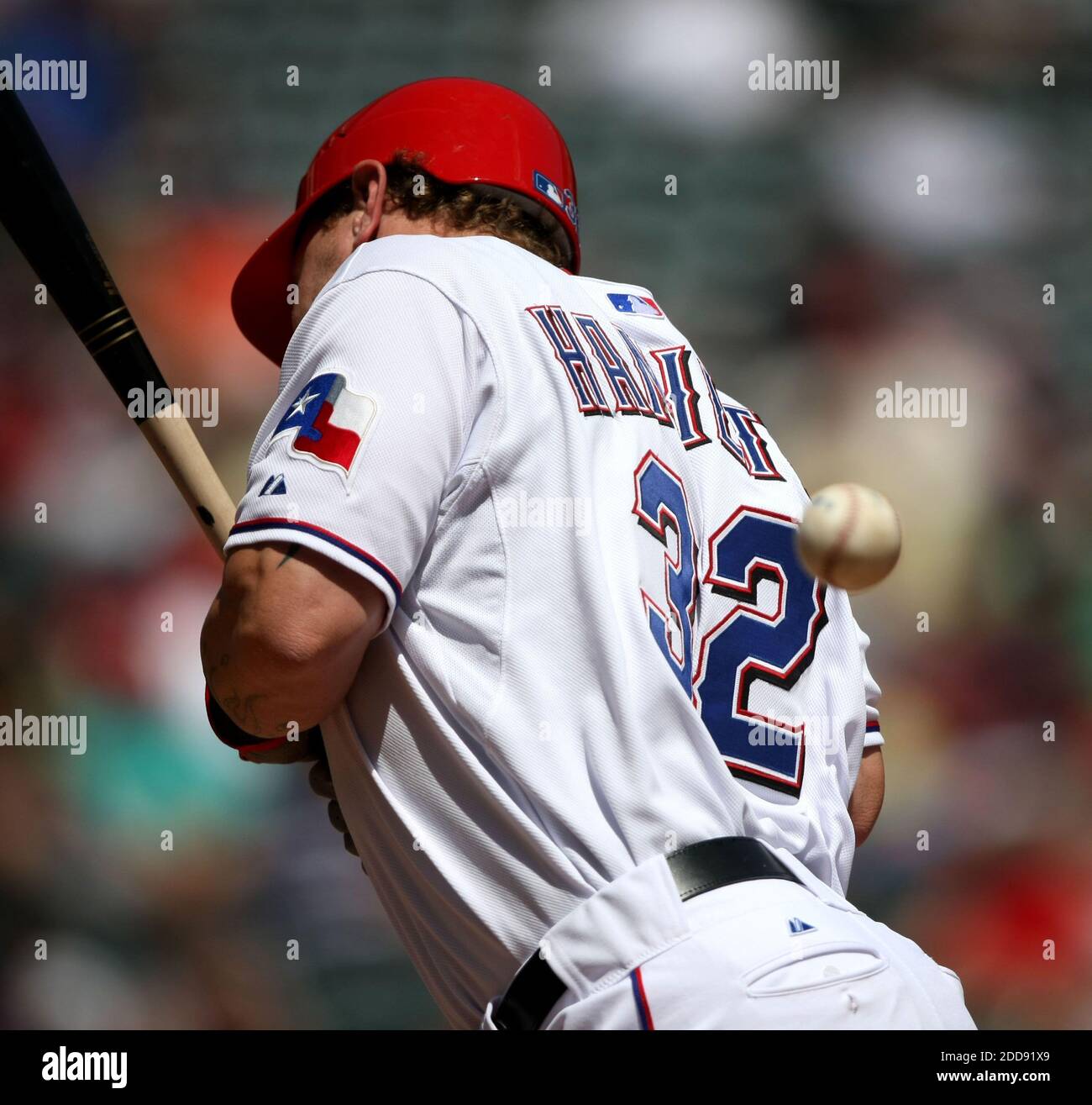 NESSUN FILM, NESSUN VIDEO, NESSUNA TV, NESSUN DOCUMENTARIO - Texas Rangers Josh Hamilton è colpito nella parte posteriore da un campo nel quarto inning durante la partita di baseball dei Rangers MLB contro gli indiani Cleveland ad Arlington, TX, USA il 9 aprile 2009. I Rangers sconfissero gli Indiani 12-8. Foto di Ron Jenkins/Fort Worth Star-Telegram/MCT/Cameleon/ABACAPRESS.COM Foto Stock