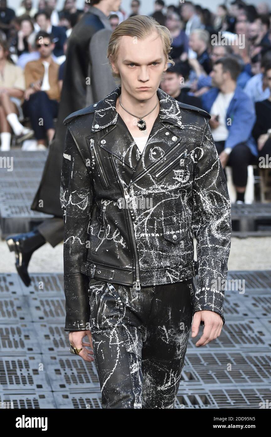 Un modello cammina sulla pista durante la sfilata di moda