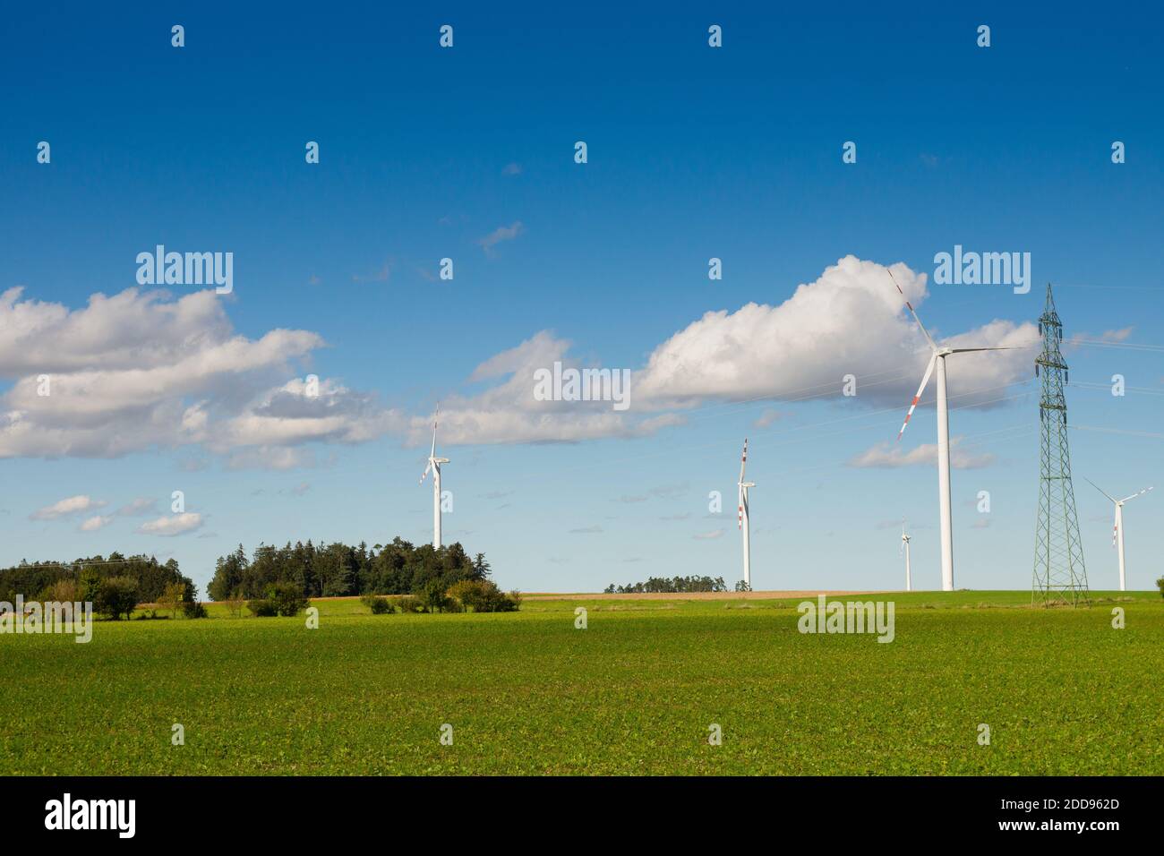 Windräder in der Natur, die saubere Energie und Strom erzeugen Foto Stock