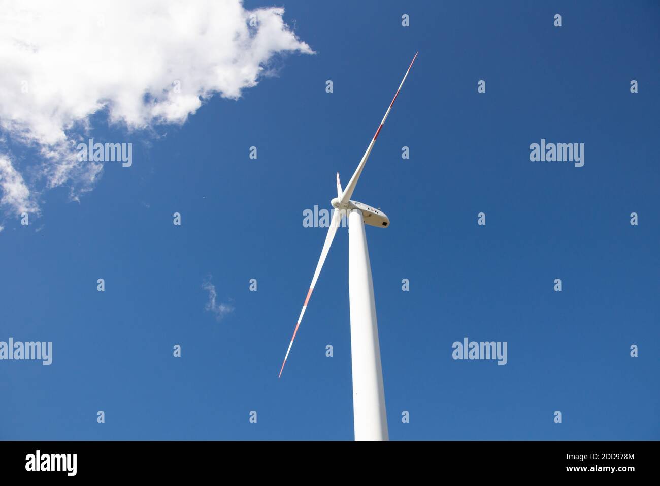 Windräder in der Natur, die saubere Energie und Strom erzeugen Foto Stock