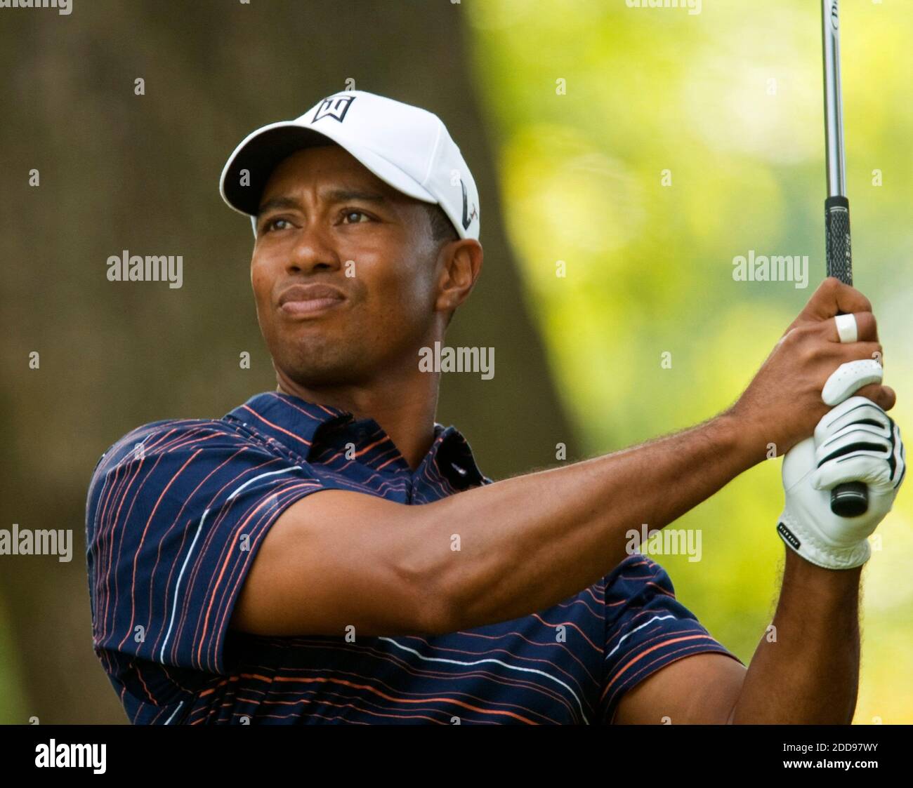 NO FILM, NO VIDEO, NO TV, NO DOCUMENTARIO - Tiger Woods guarda il suo tee girato sul 1 ° buco nel secondo round dell'AT&T National al Congressional Country Club a Bethesda, MD, USA il 3 luglio 2009. Foto di George Bridges/MCT/ABACAPRESS.COM Foto Stock