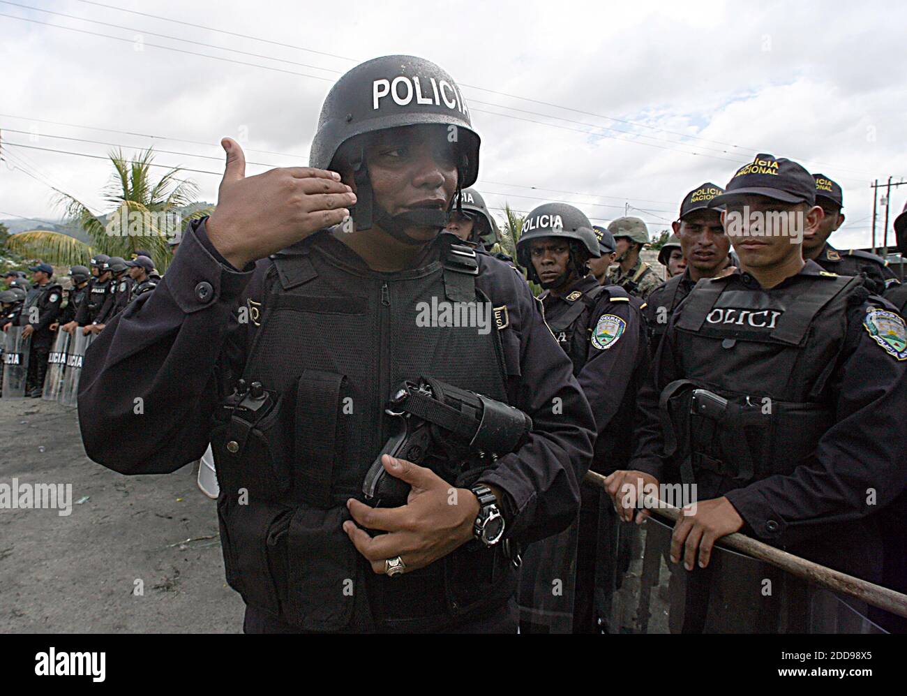 NO FILM, NO VIDEO, NO TV, NO DOCUMENTARIO - la polizia e soldati dell'esercito hondurano chiudono l'ingresso di Paraiso, una città situata vicino al confine con il Nicaragua, sabato 25 luglio 2009. Il confine tra Honduras e Nicaragua rimane chiuso mentre il presidente cacciato Manuel Zelaya ha soggiornato sul lato del Nicaragua con un gruppo di sostenitori. Foto di Pedro Portal/EL Nuevo Herald/Miami Herald/MCT/ABACAPRESS.COM Foto Stock