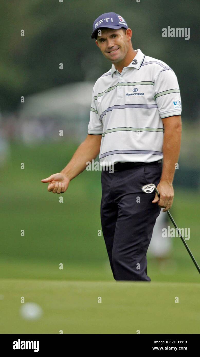 NESSUN FILM, NESSUN VIDEO, NESSUNA TV, NESSUN DOCUMENTARIO - Padraig Harrington in Irlanda cerca di coax il suo chip sul secondo verde per andare la strada giusta durante il terzo round al World Golf Championships-Bridgestone Invitational al Firestone Country Club di Akron in Ohio, USA l'8 agosto 2009. Foto di ed Suba Jr./MCT/ABACAPRESS.COM Foto Stock