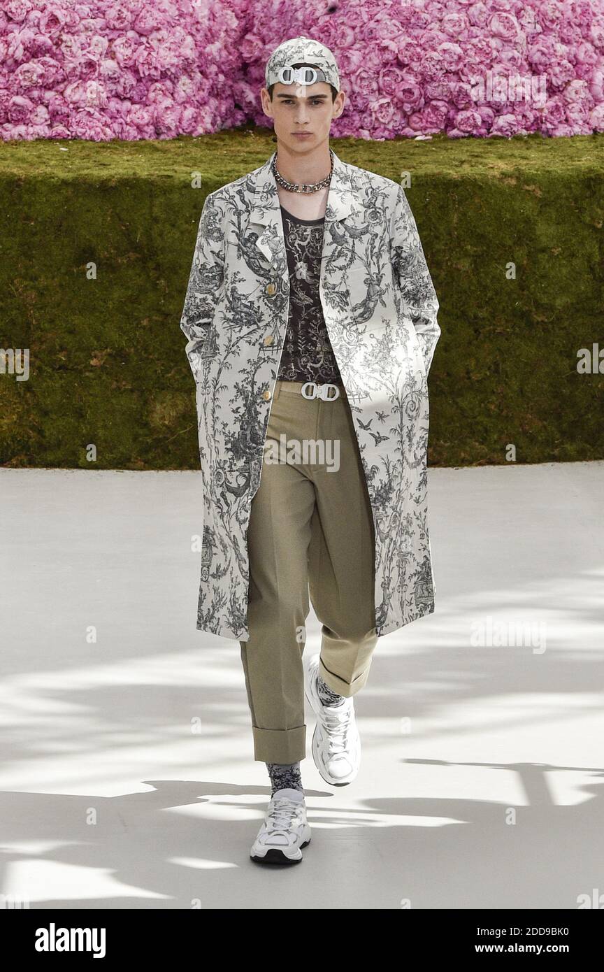 Un modello cammina sulla pista durante la sfilata di moda Dior