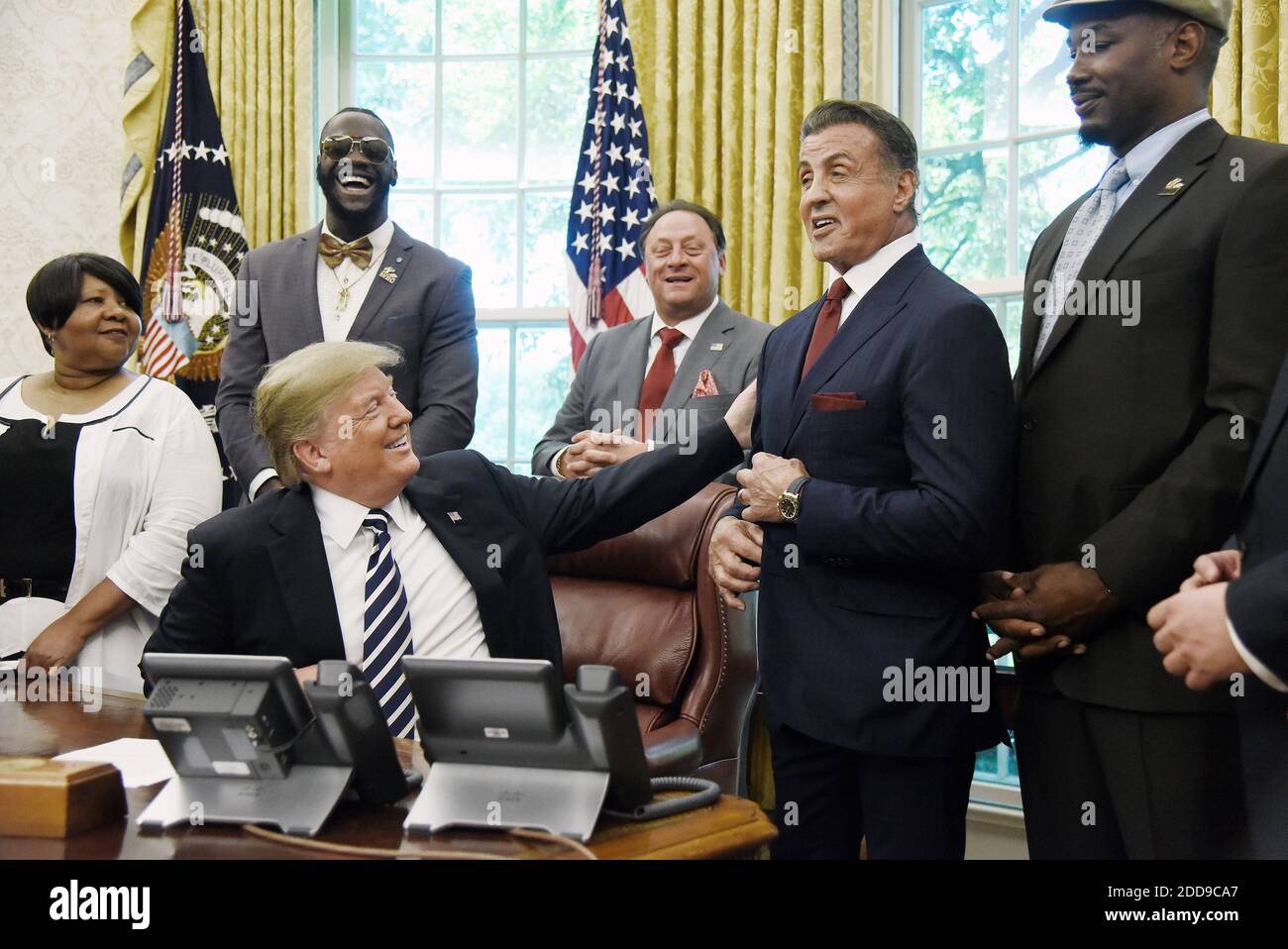 Il presidente DEGLI STATI UNITI Donald Trump riconosce l'attore Sylvester Stallone dopo aver firmato un Executive Grant of Clemency per l'ex campione di pesi massimi Jack Johnson nell'Oval Office della Casa Bianca il 24 maggio 2018 a Washington, DC. Foto di Olivier Douliery/Abaca Press Foto Stock