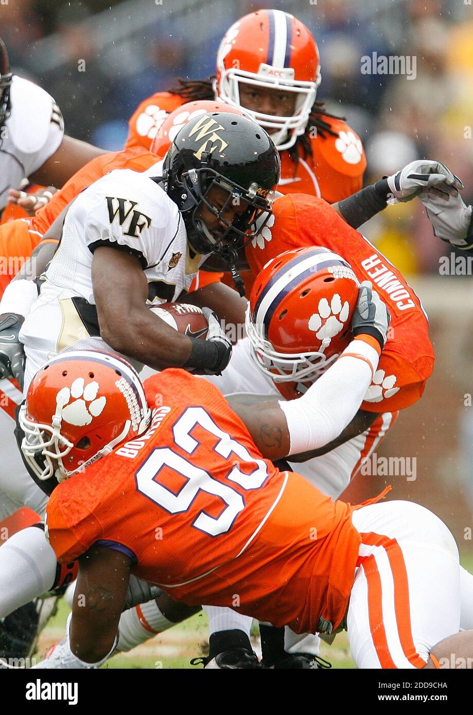 NO FILM, NO VIDEO, NO TV, NO DOCUMENTARIO - Wake Forest running back Josh Adams (No 27) è tirato giù da Clemson estremità difensiva da'Quan Bowers (No 93) e Cnemson linebacker Kavell Conner (No 33) senza alcun guadagno durante l'azione del primo trimestre al Memorial Stadium di Clemson, SC, USA, il 17 ottobre 2009. Clemson sconfisse Wake Forest, 38-3. Foto di Rich Glickstein/lo Stato/MCT/ABACAPRESS.COM Foto Stock