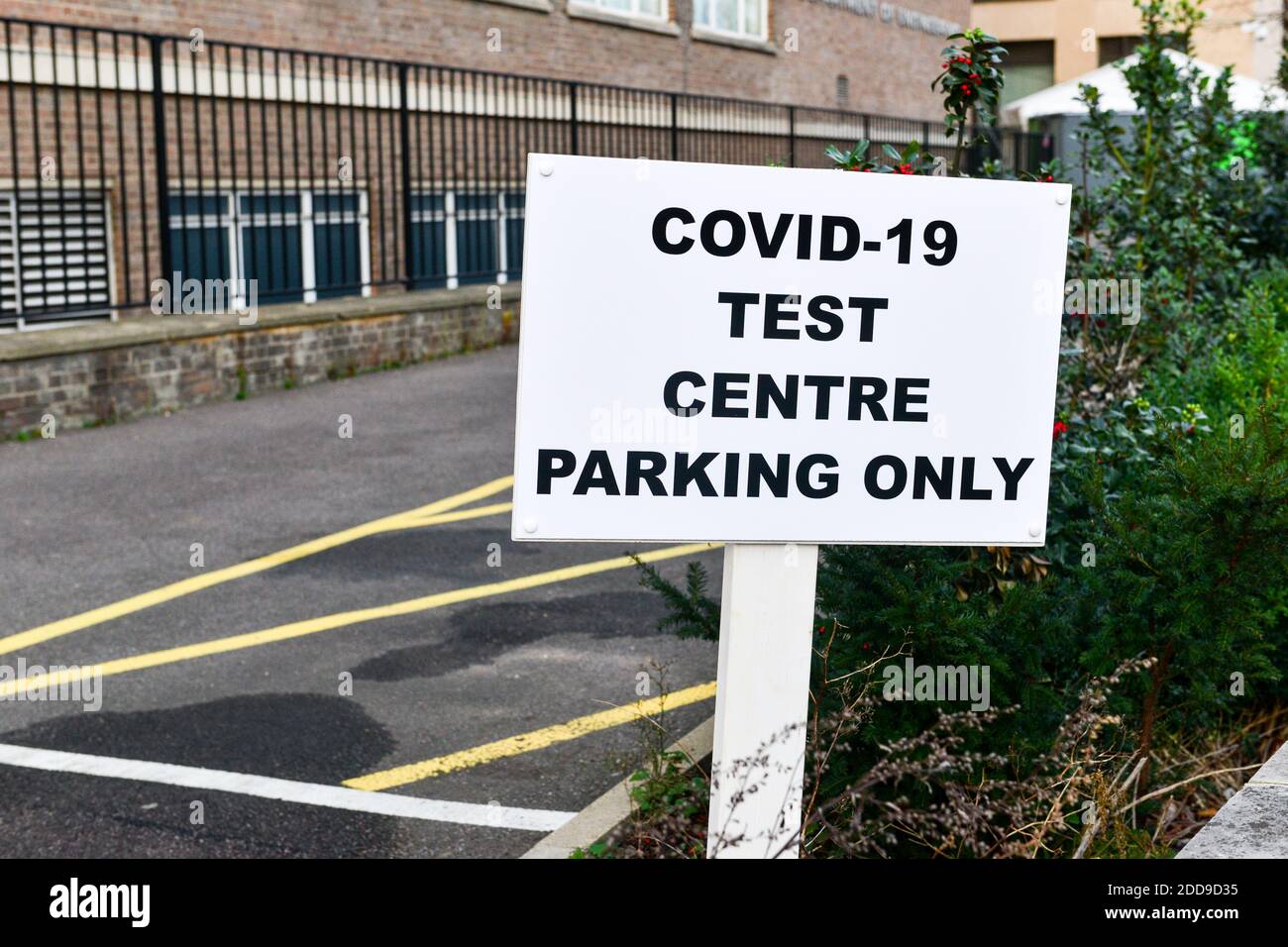 Cambridge UK, Inghilterra ,24-11-2020, Firma fuori dal centro di test Covid presso il Dipartimento di Ingegneria,. L'Università offre test con tampone al personale universitario e universitario e agli studenti che mostrano sintomi di COVID-19 Foto Stock