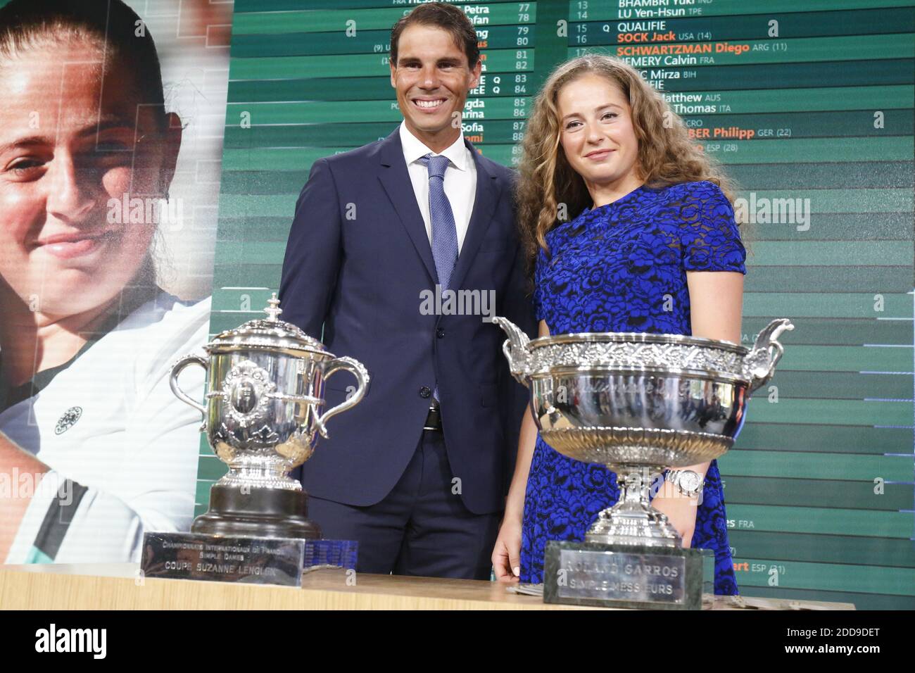 Rafael Nadal in Spagna e JeÄÂ¼ena Ostapenko in Lettonia durante il sorteggio del 2018 French Tennis Open nell'Orangerie dello stadio Roland-Garros, Parigi, Francia, il 24 maggio 2018. Foto di Henri Szwarc/ABACAPRESS.COM Foto Stock