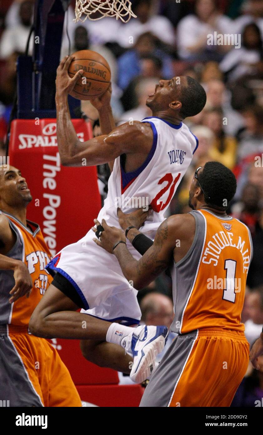 NESSUN FILM, NESSUN VIDEO, NESSUNA TV, NESSUN DOCUMENTARIO - Filadelfia 76ers' Thaddeus Young è scopato mentre guida tra Phoenix Suns Grant Hill, a sinistra, e Amar'e Stoudemire in azione nel secondo trimestre al Wachovia Center a Philadelphia, PA, USA il 9 novembre 2009. Foto di Ron Cortes/Philadelphia Inquirer/MCT)/Cameleon/ABACAPRESS.COM Foto Stock