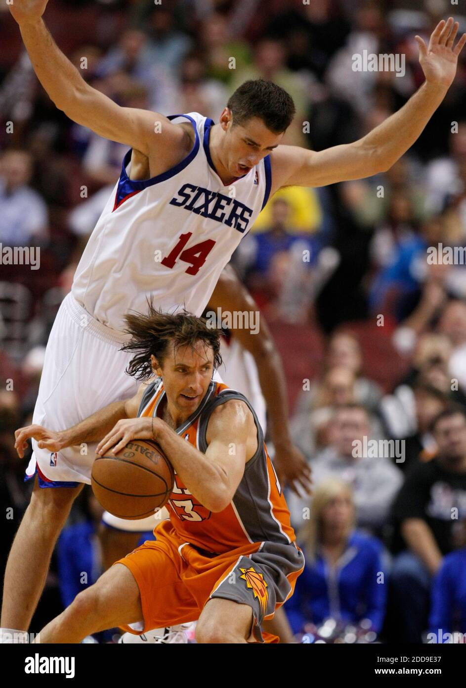 NESSUN FILM, NESSUN VIDEO, NESSUNA TV, NESSUN DOCUMENTARIO - Jason Smith di Philadelphia 76ers tenta di fermare Steve Nash di Phoenix Suns nel terzo trimestre di azione al Wachovia Center di Philadelphia, PA, USA il 9 novembre 2009. Foto di Ron Cortes/Philadelphia Inquirer/MCT)/Cameleon/ABACAPRESS.COM Foto Stock