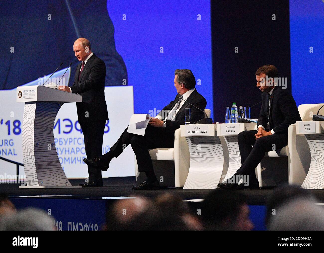 Il presidente russo Vladimir Putin, il presidente francese Emmanuel Macron e John Micklethwait direttore di Bloomberg News in occasione di una sessione del Forum economico internazionale di San Pietroburgo il 25 maggio 2018 a San Pietroburgo.Foto di Christian Liewig/ABACAPRESS.COM Foto Stock