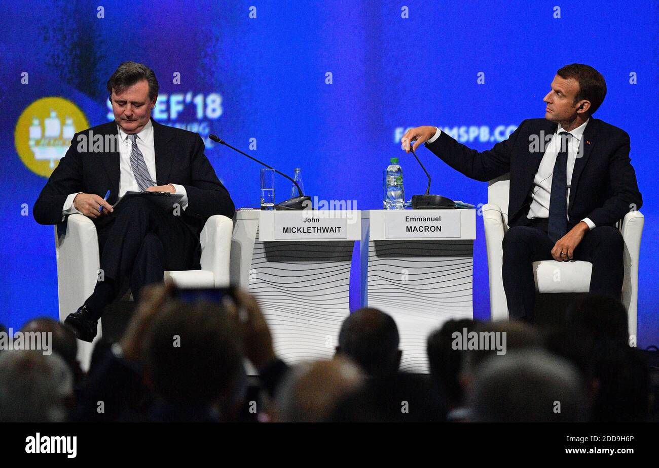 Il presidente francese Emmanuel Macron e il direttore generale di Bloomberg News John Micklethwait hanno partecipato ad una sessione del Forum economico internazionale di San Pietroburgo il 25 maggio 2018 a San Pietroburgo.Foto di Christian Liewig/ABACAPRESS.COM Foto Stock