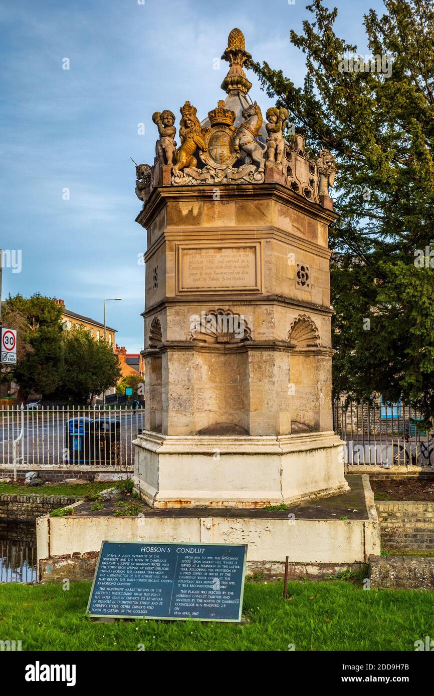 Monumento a Thomas Hobson che ha costruito il corso d'acqua condotto di Hobson per portare acqua pulita a Cambridge 1610-1614. Era originariamente fontana in Piazza del mercato Foto Stock