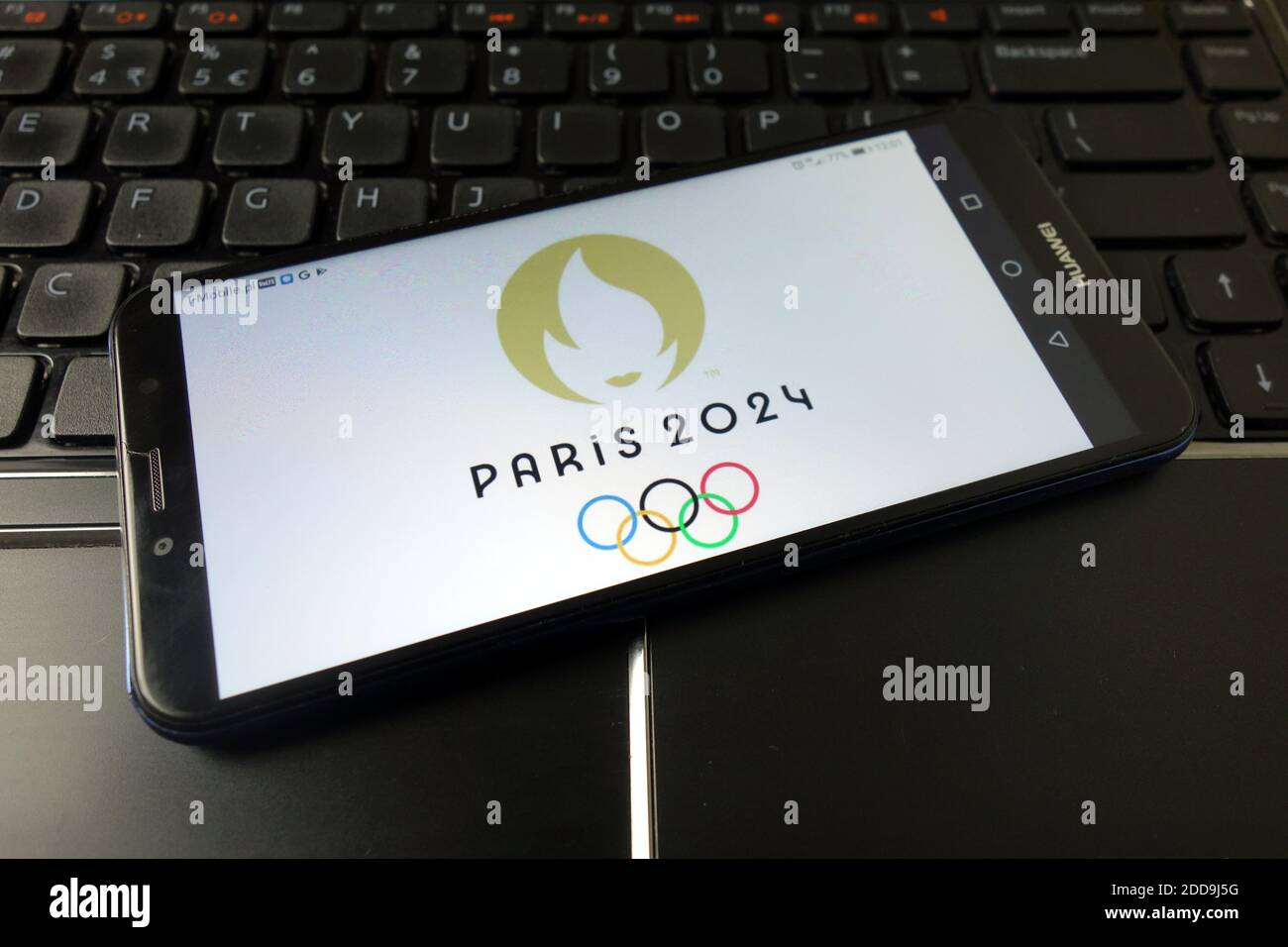 KONSKIE, POLONIA - 21 dicembre 2019: Logo delle Olimpiadi estive 2024 visualizzato sul telefono cellulare Foto Stock
